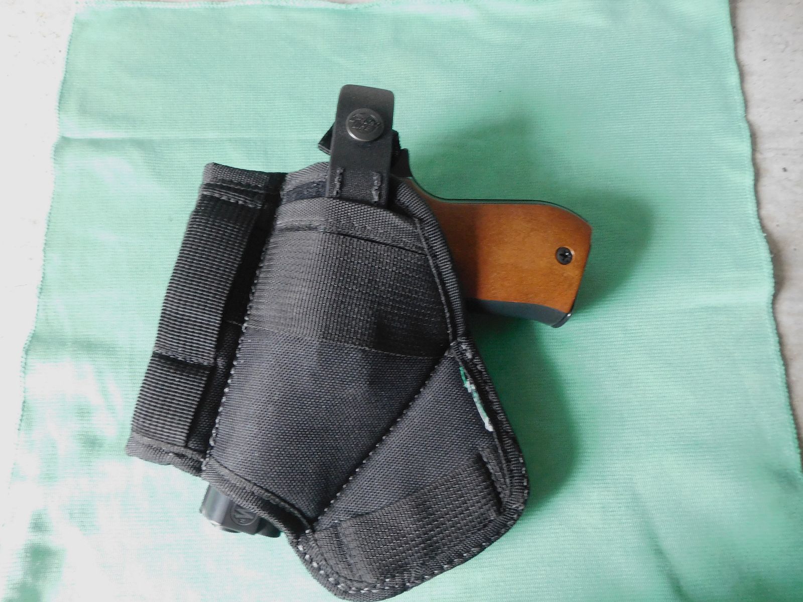 Weihrauch HW 94 Pistolet alarmowy Kal. 9 mm naboje z brzegiem z akcesoriami
