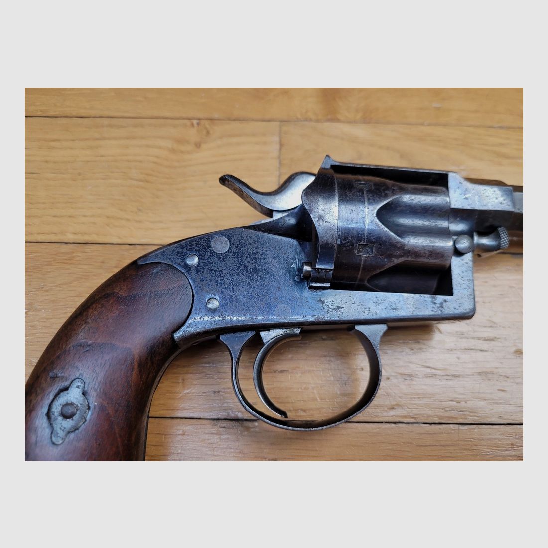 Sehr schöner Reichsrevolver 1883 – Kal. 10,4 original – Herstellung Erfurt von 1893 – Schöne reguläre Stempel – 80% seiner ursprünglichen glänzenden Brünierung – Wunderschöner Lauf und Kammern – Waffe mit einer Matrikelnummer – Seltenes originales Schneider Briegl-Futteral – TBE+, Bild 19 von 27