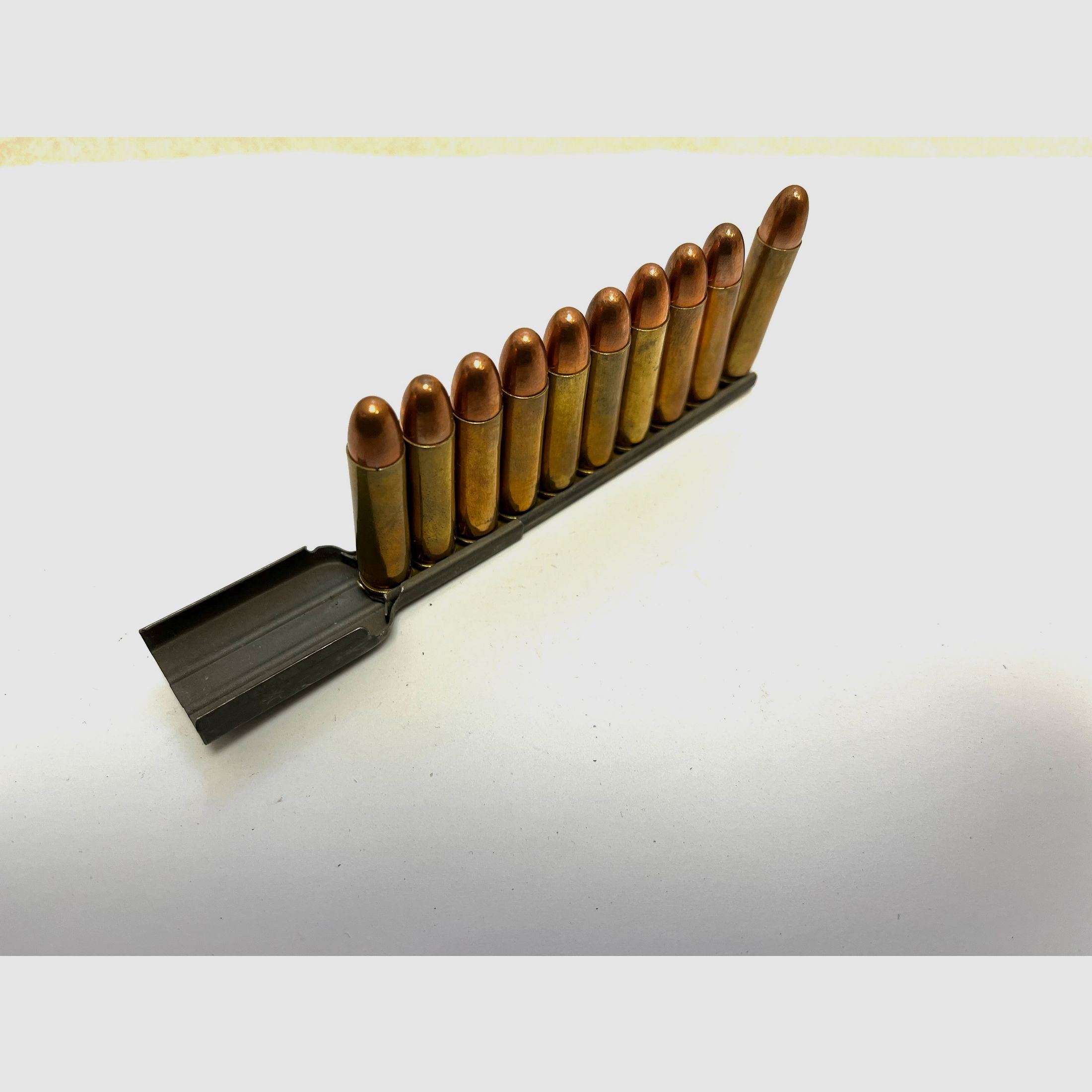 ••• US M1 .30 Carbine laadstrip met laadhulp + 10 stuks .30 Carbine decoratiepatronen •••