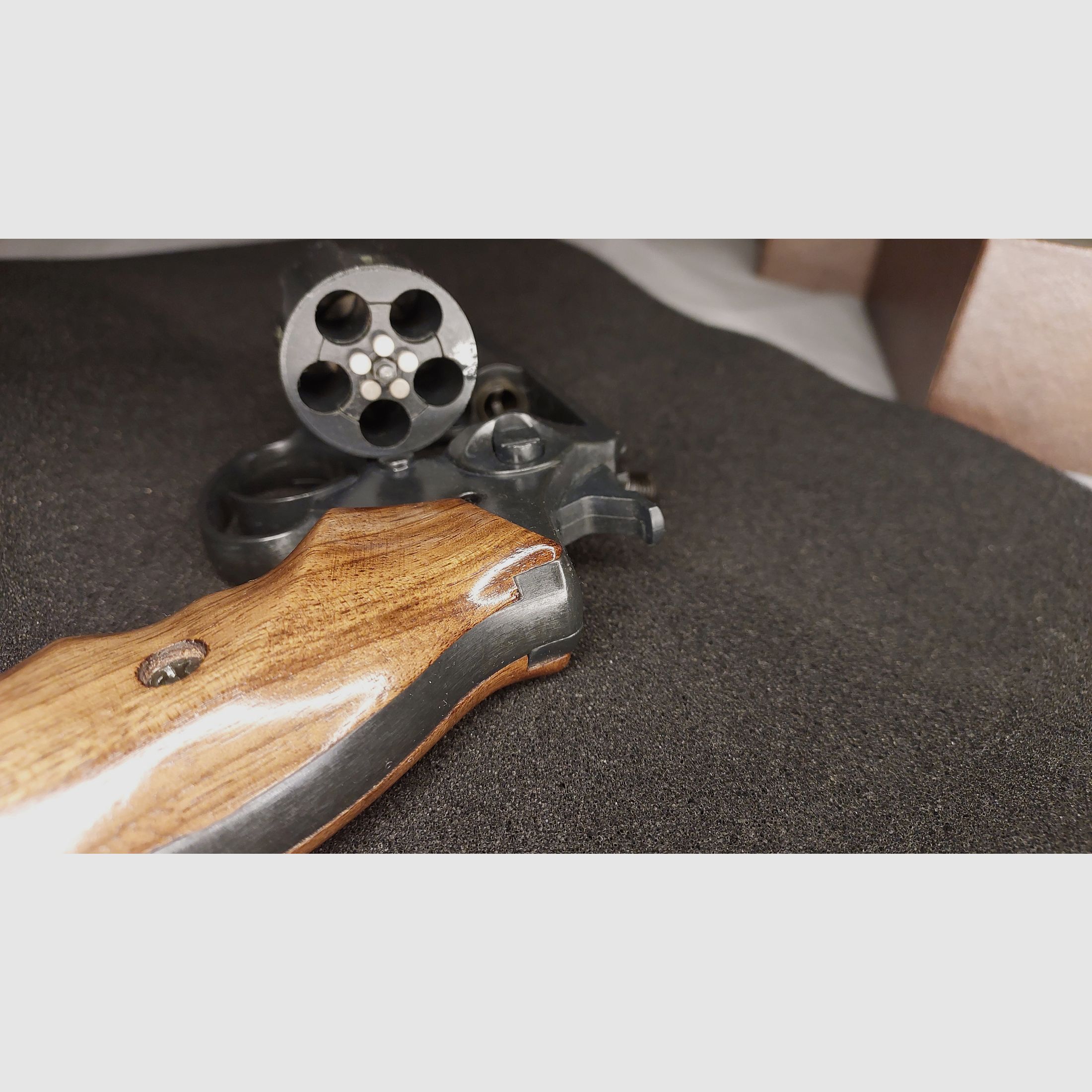 IWG Madlock revólver de detonación, cal. 9 mm R Knall (.380 Knall), PTB 721, "Hecho en Alemania" con funda de hombro de cuero