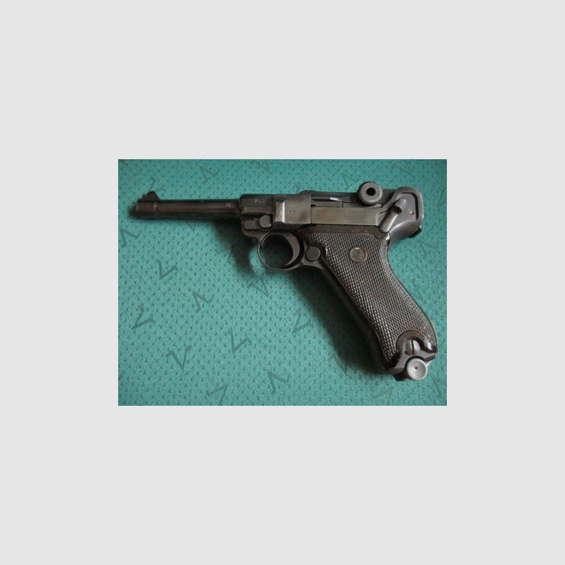 Pistole 08 der Volkspolizei Vopo mit Stempel 08