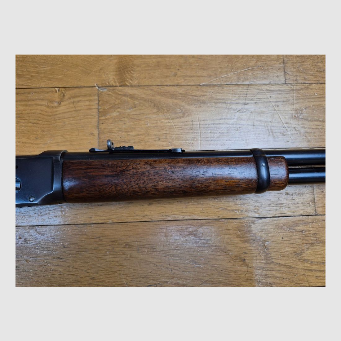 Splendida Winchester 94 – Fabbricazione eccezionale pre-1964 – Cal. .30.30 Win – Vera fabbricazione New Heaven Made in USA – Legno superbo con grana fine – Brunitura originale impeccabile – Mirino coccodrillo in acciaio forgiato (e non stampato) – Meccanica extra fluida – Gioco minimo – Canne sublime – Il top di Winchester in condizioni museali!, immagine 7 di 21