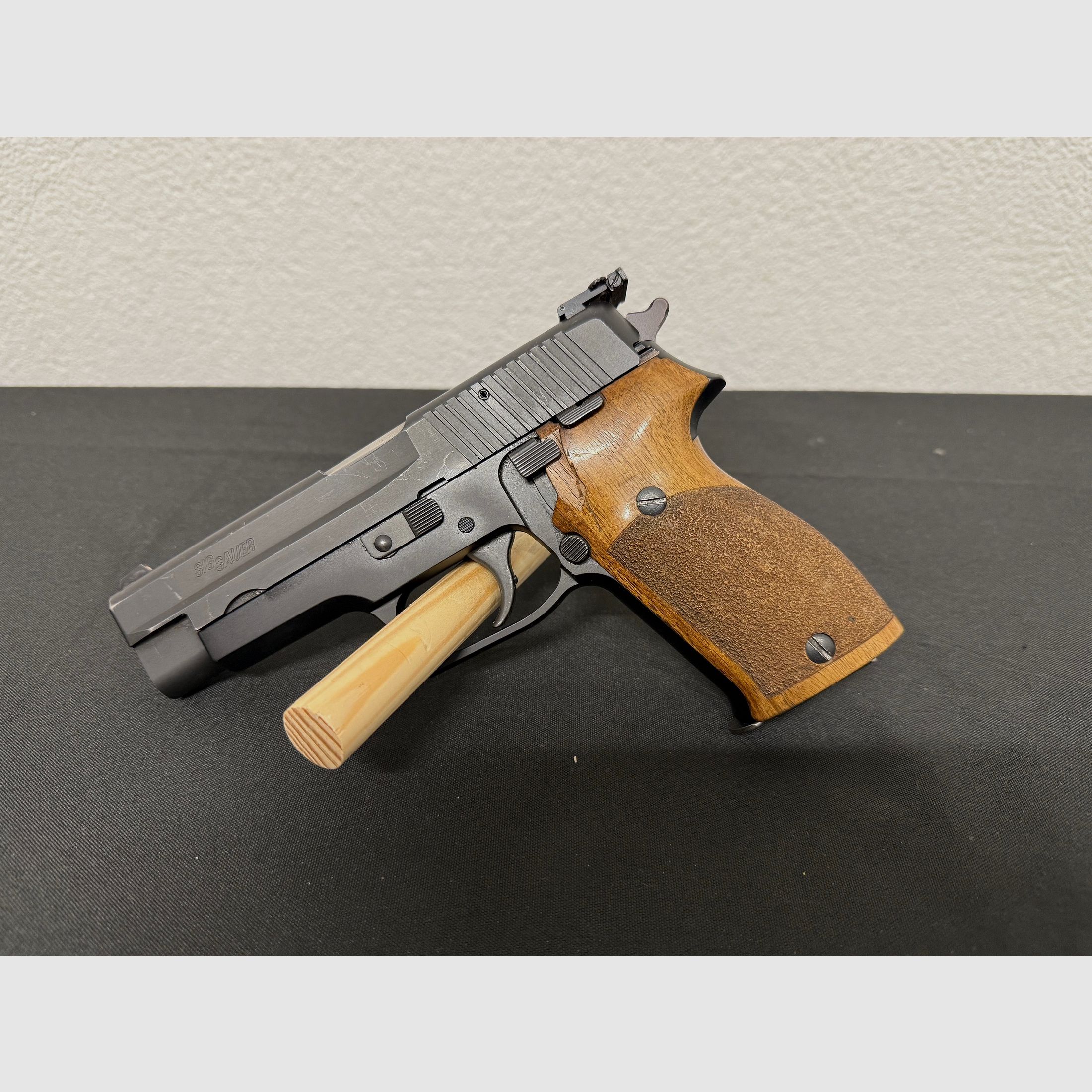 SIG Sauer P220 calibre .45 ACP pistola semiautomática arma de tiro de remate visor micrométrico incl. funda de cuero Sickinger