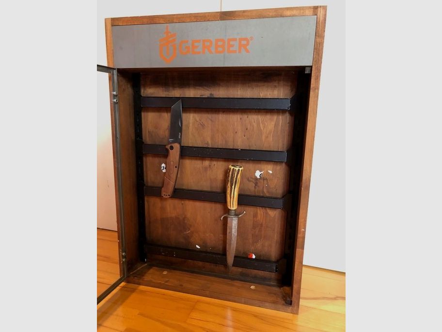 GERBER Vitrine Schaukasten für Messer, Waffen  magnetisch 