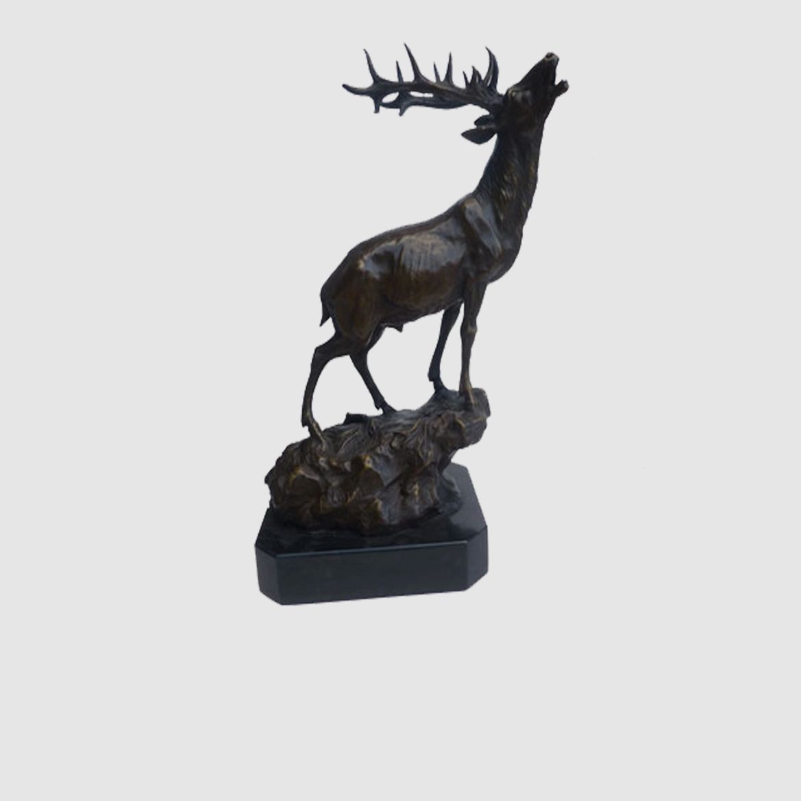 Lovergreen große Bronzestatue Motiv Hirsch auf einem Felsen