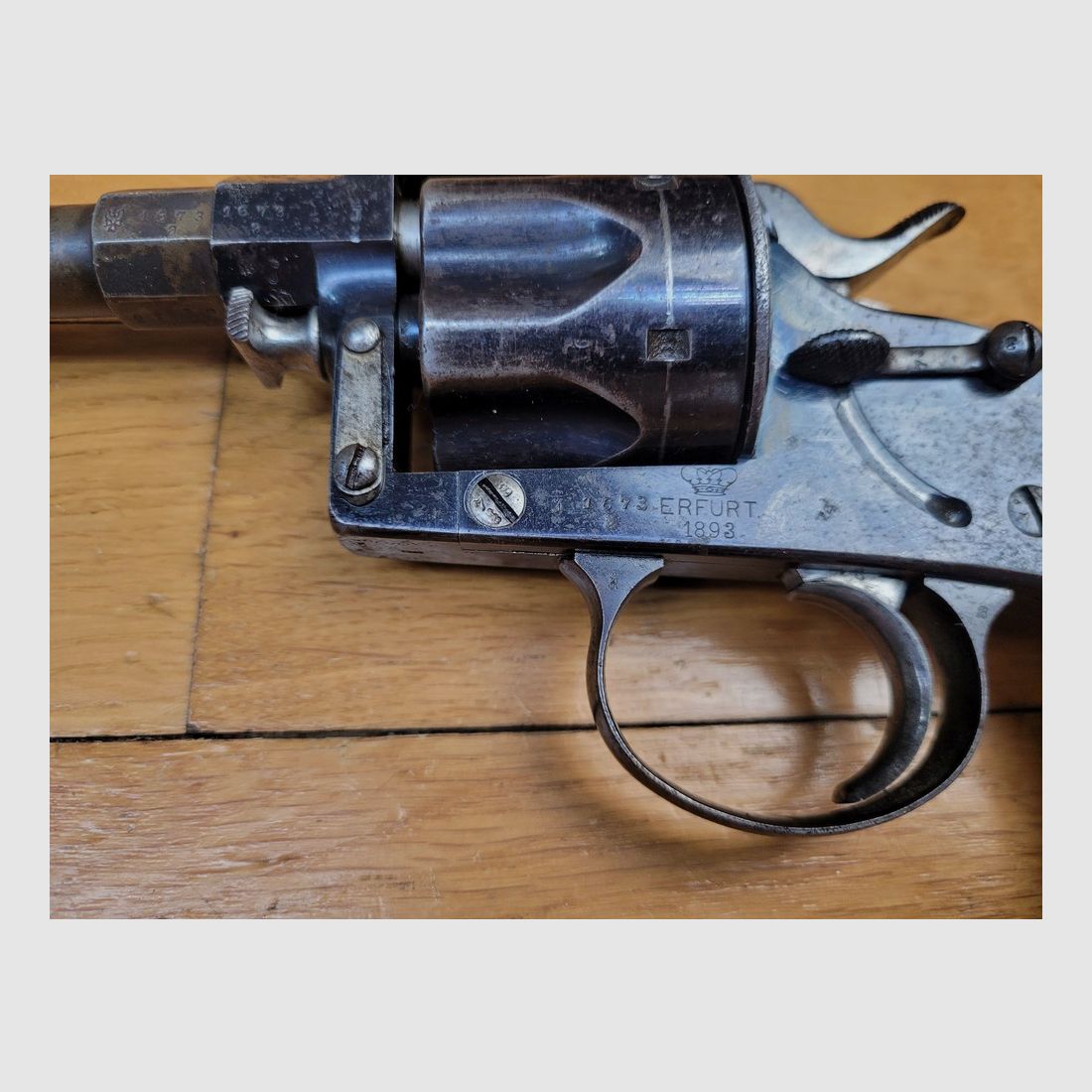 Very nice Reichsrevolver 1883 – Cal. 10.4 original – Manufactured in Erfurt in 1893 – Nice regulatory stamps – 80% of its original glossy bluing – Beautiful barrel and chambers – Single serial number firearm – Rare original Schneider Briegl case – TBE+, image 6 of 27