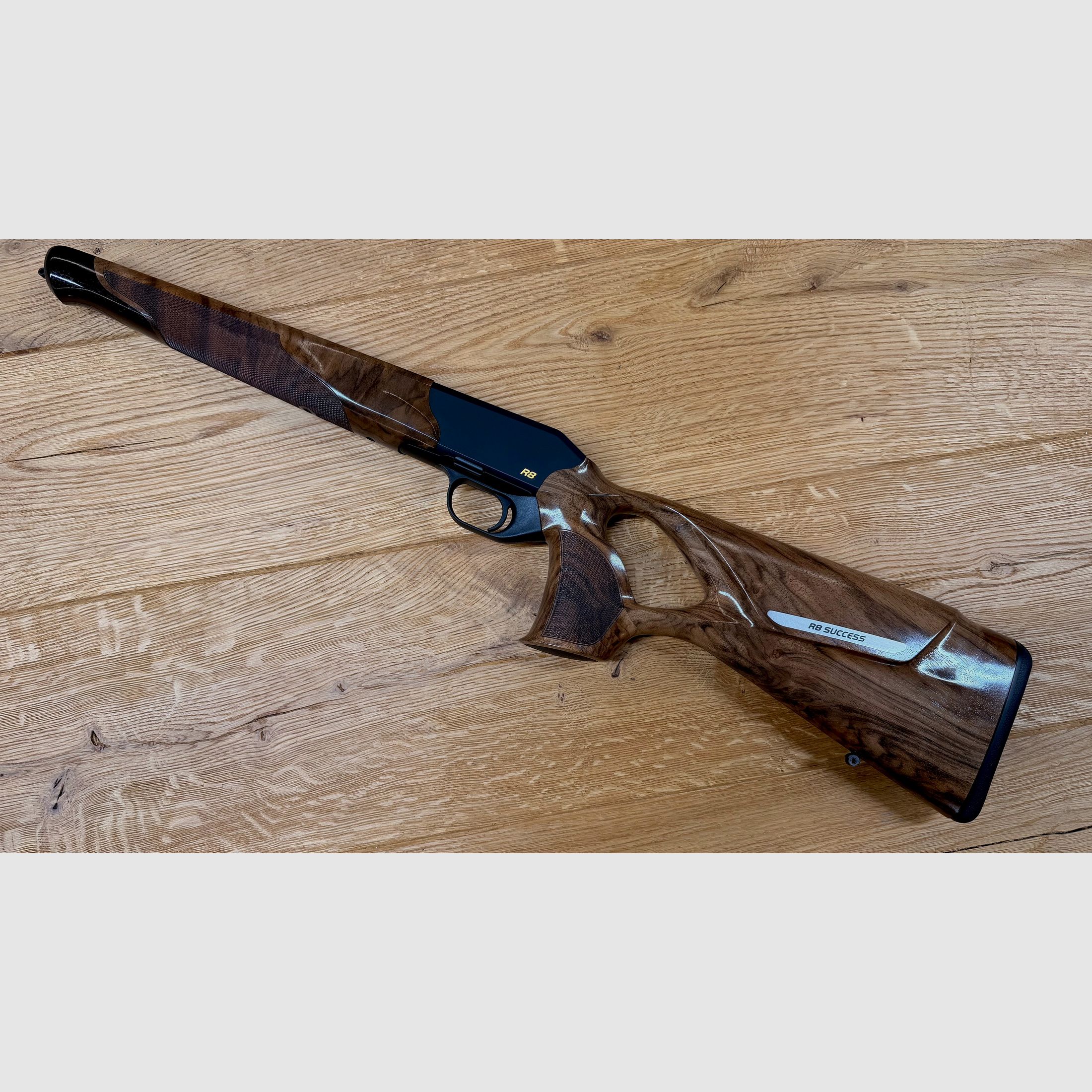 Blaser R8 Success Schäftung / Holzklasse 4 / R8 Logo in Gelb / top Holz absolute Gelegenheit