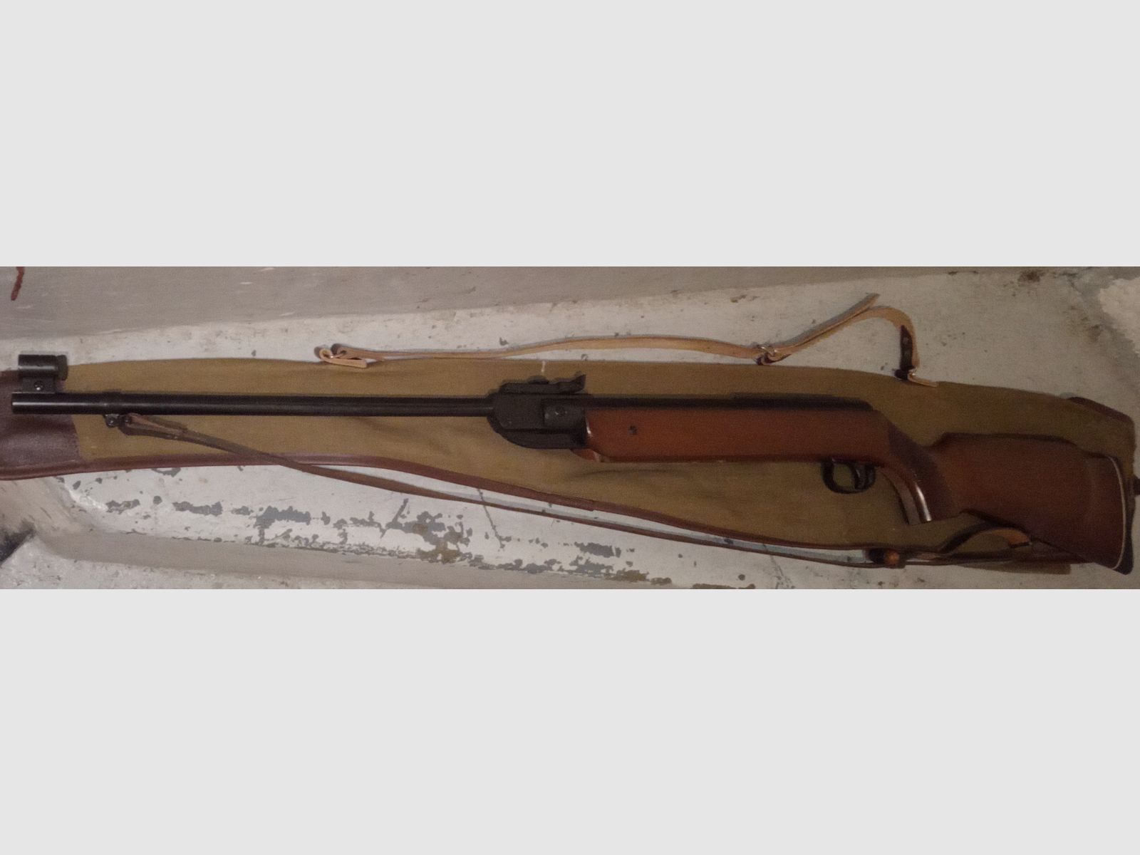 État impeccable carabine à air Diana Model 35; avec F signe 4,5 mm sac et sangle en cuir