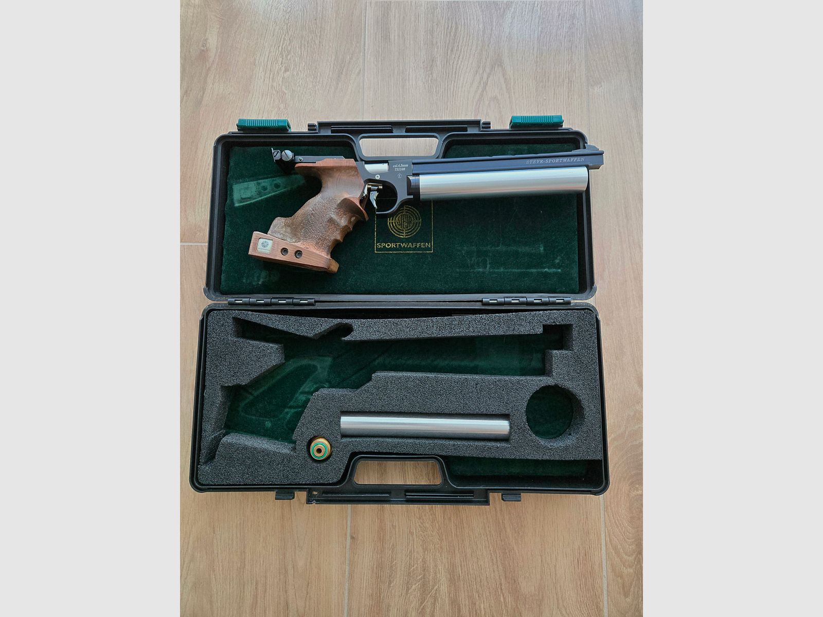 Match-Luftpistole STEYR LP 10 ( LP10 / LP-10 ) mit 2 Kartuschen, Adapter, Koffer, etc.