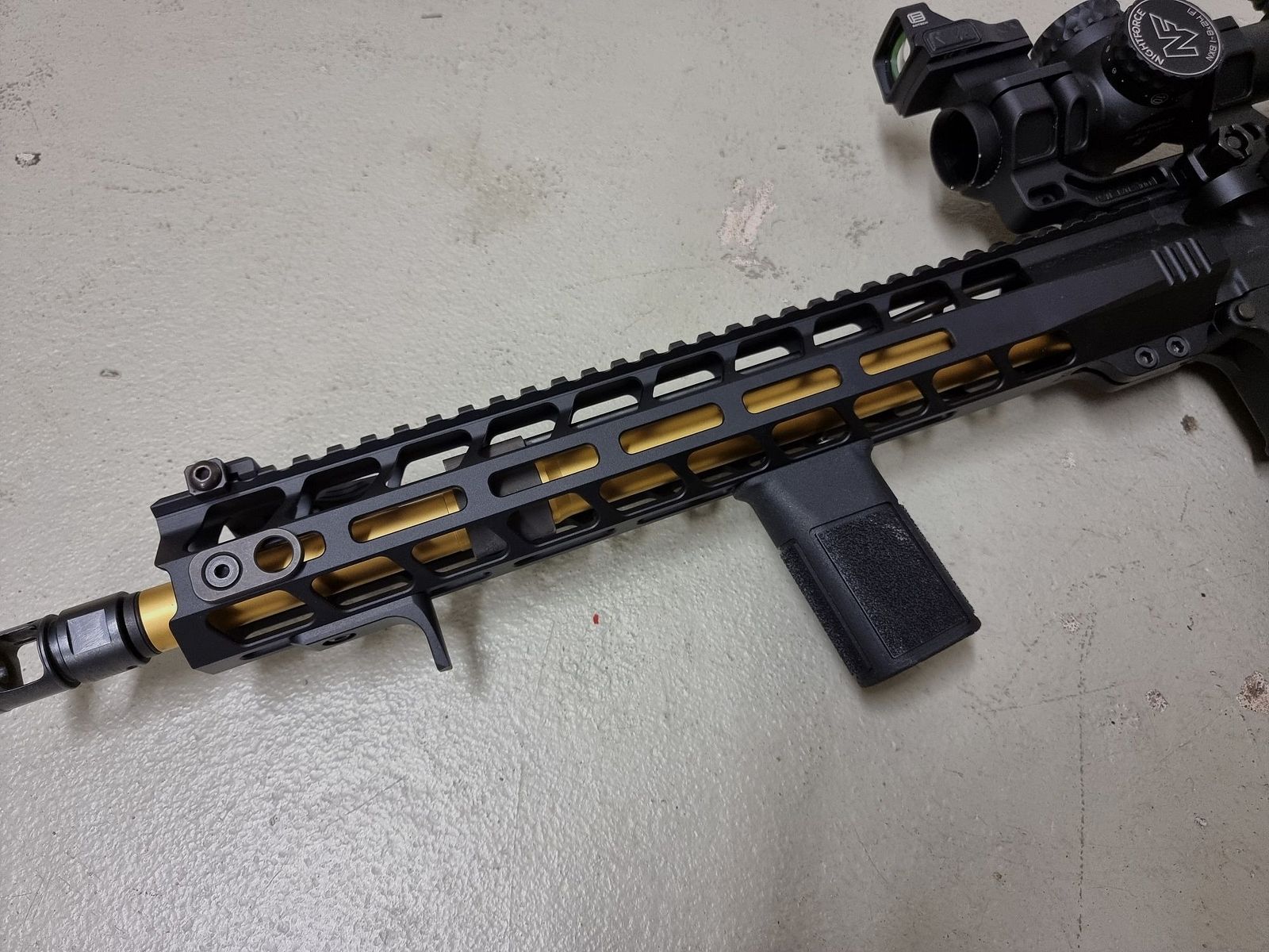 AR15 personalizzato superlativo nello stile di John Wick. Cal. 223 Rem. Solo componenti di alta qualità. Opzionale con Nightforce NX8!