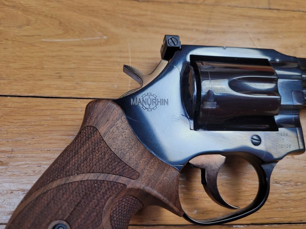 Bardzo piękny rewolwer Manurhin 73 model Sport – kal. 357 mag – 4 cale – Francuska produkcja Chapuis – Seria HA – Rok 2002 – Wspaniałe oksydowanie – Lufa i komory lustrzane – Uchwyt na dwie śruby – Ścisły otwór 355′ – Zestaw uchwytów Trausch – Używany w stanie prawie nowym w oryginalnym pudełku, zdjęcie 17 z 23