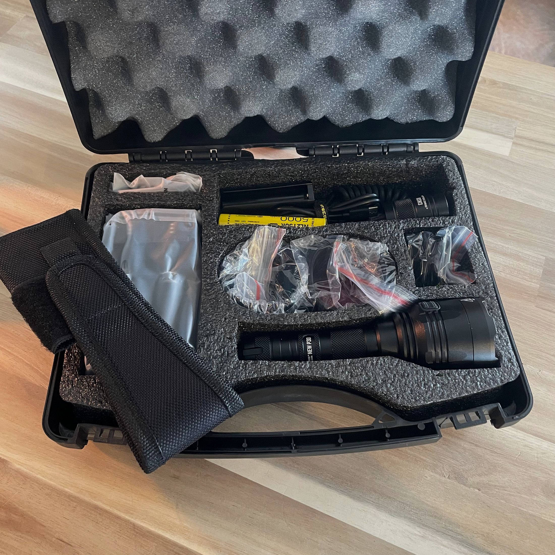 Zestaw myśliwski Nitecore New P30 - 1000 lumenów - eksponat