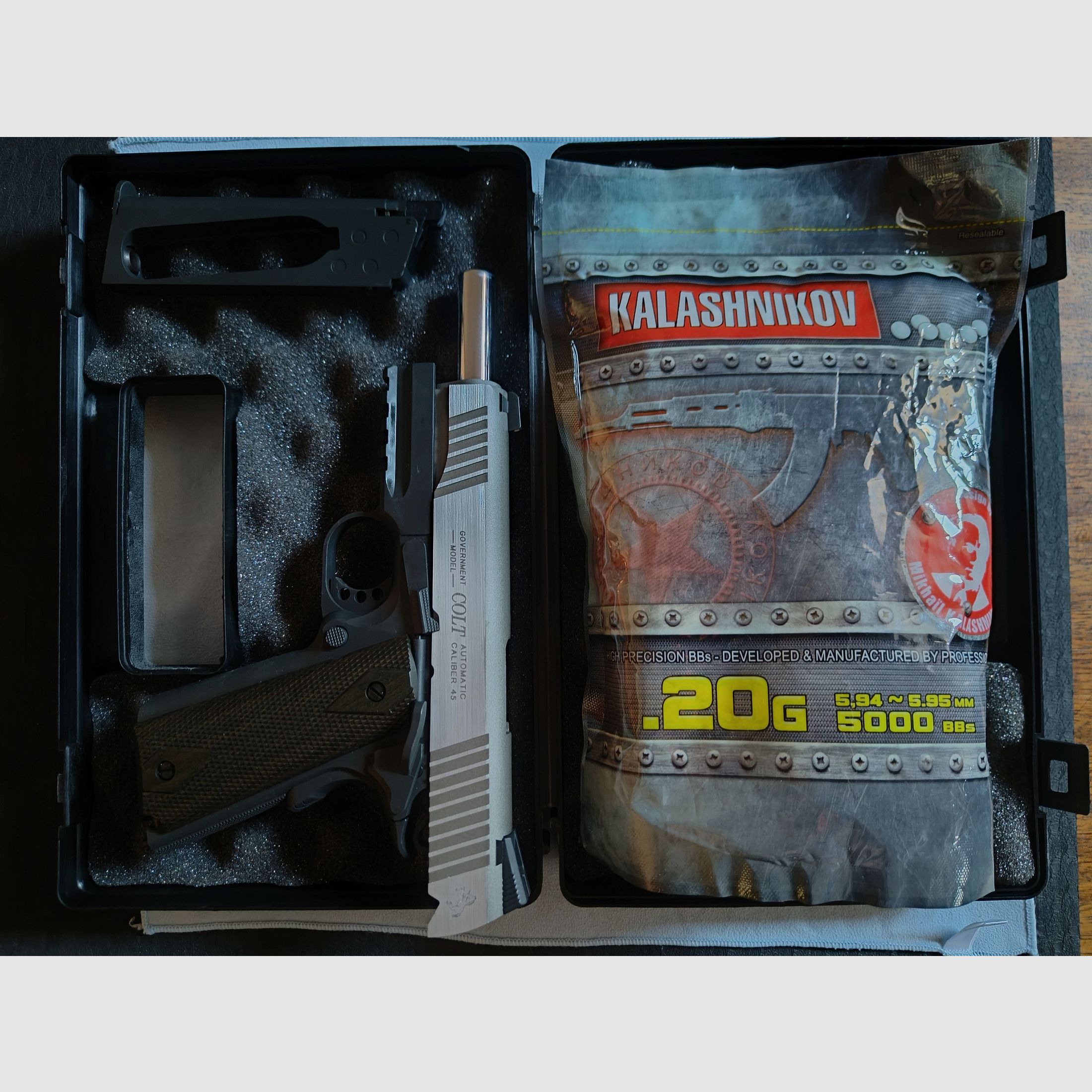 Cybergun COLT 1911 RAIL GUN Dual Tone Silver Vollmetall CO2 Blow Back incl. maletín y munición NUEVO