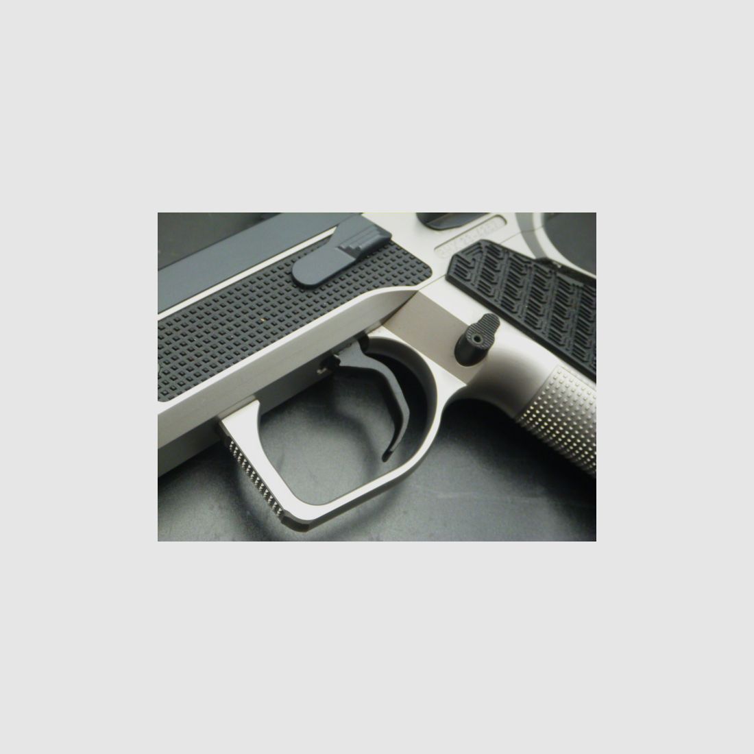 Pistola PHOENIX Drake Production – SA/DA – Ottica Trijicon SRO – Cal. 9×19, immagine 4 di 9