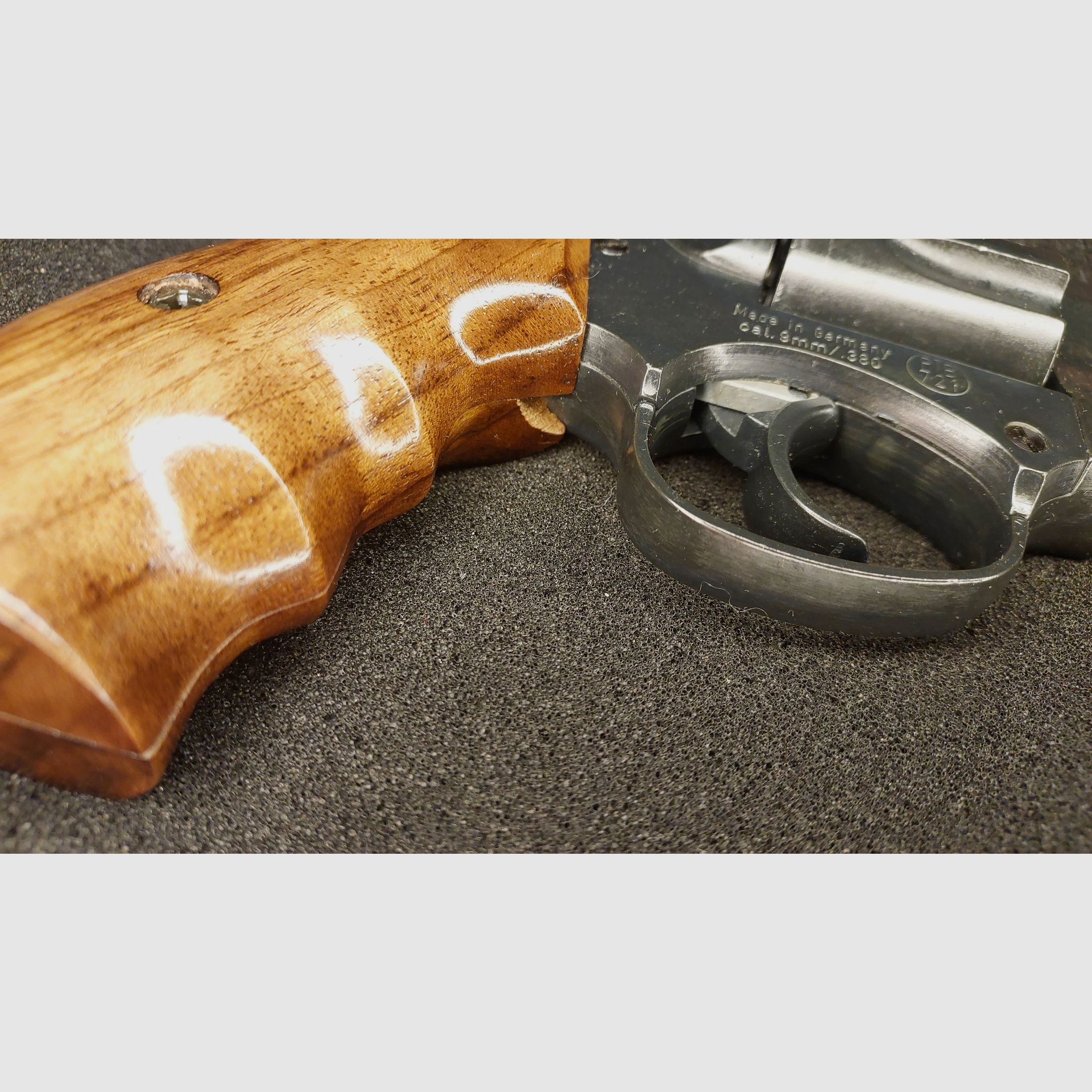 IWG Madlock revólver de detonación, cal. 9 mm R Knall (.380 Knall), PTB 721, "Hecho en Alemania" con funda de hombro de cuero