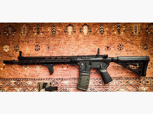 Schmeisser M5FL .223 16,75" AR-15 / 1-Stage Matchabzug / Strike Industries Mündungsbremse / Magpul MBUS Pro Flipup Kimme & Korn sowie diverses Zubehör