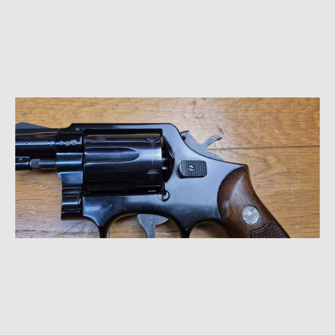 Selten und sehr schöner Revolver Smith&Wesson Mod 12-1 – Seltene Air Weight-Version des Military and Police von 1905 – Speziallegierung in Rahmen und Trommel aus Stahl – 6 Schüsse (und nicht 5!) im Kaliber 38 SP – Neuer 2 Zoll Lauf – Beeindruckende Waffe mit …. 520 Gramm im Rahmen KA! – Der große Bruder des Smith 37 – Schöne Smith-Konstruktion aus den großen Jahren – Waffe von 1962 – Im neuwertigen Zustand! – TBE+/TBE++, Bild 21 von 23