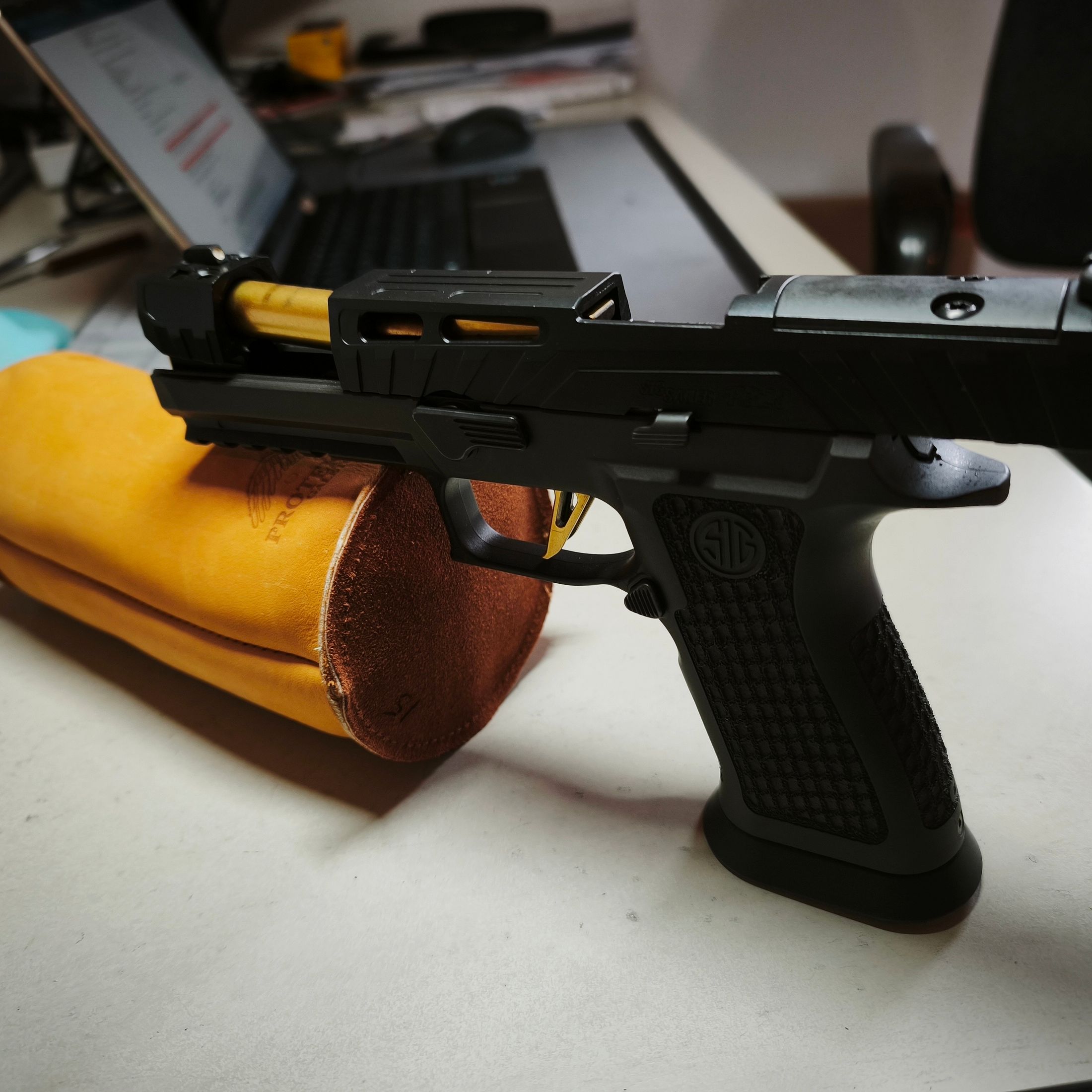 Sig Sauer P320 Spectre COMP pistool met rode stip Romeo