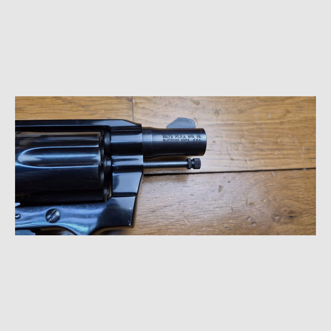 Beau et peu courant Colt Cobra – Subnose en 38 SP – Arme de 1966 – Carcasse aluminium – Canon 2 pouces aux rayures impeccables – Très bonne mécanique et esthétique – Arme iconique des détectives à grosse moustache et des gardes du corps – Etat neuf ! TBE ++/TBE+++, image 22 sur 22