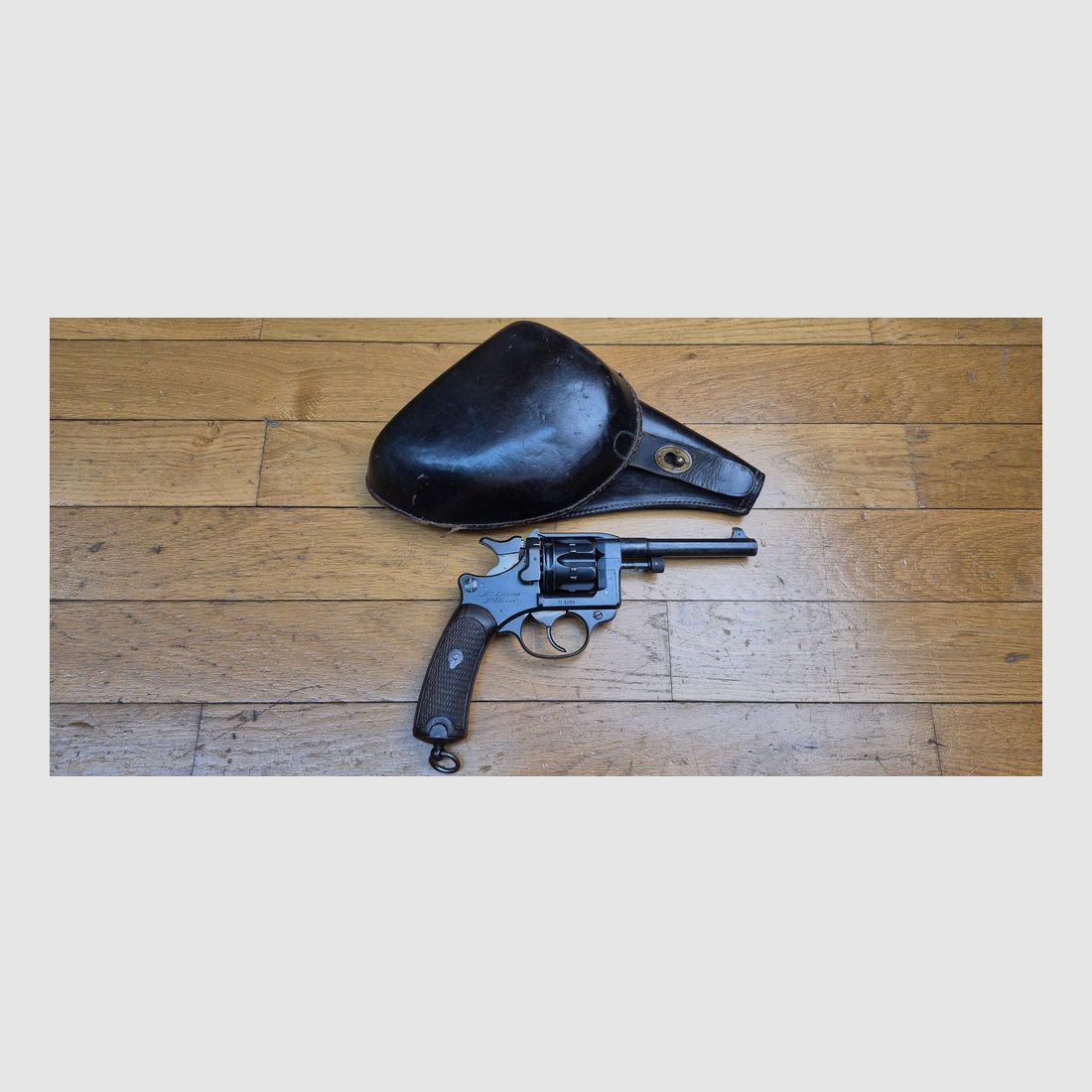 Schöner Dienstrevolver Modell 1892 – Gängig, aber mythisch – Höhepunkt des Dienstrevolvers Made in France – Kaliber 8mm92 – Mono-Nummer – Waffe von 1894 – Schöne Mechanik – Sehr schöner Lauf – Schöne Diensttasche zusätzlich – TBE-, Bild 1 von 32