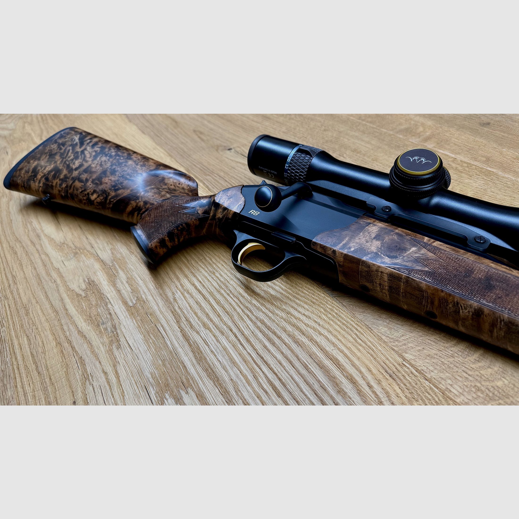 Blaser R8 Custom Schaftholz HK 9-10 / inkl. Blaser B1 2,8-20x50 Custom / mit vielen Goldelementen / TRAUMWAFFE
