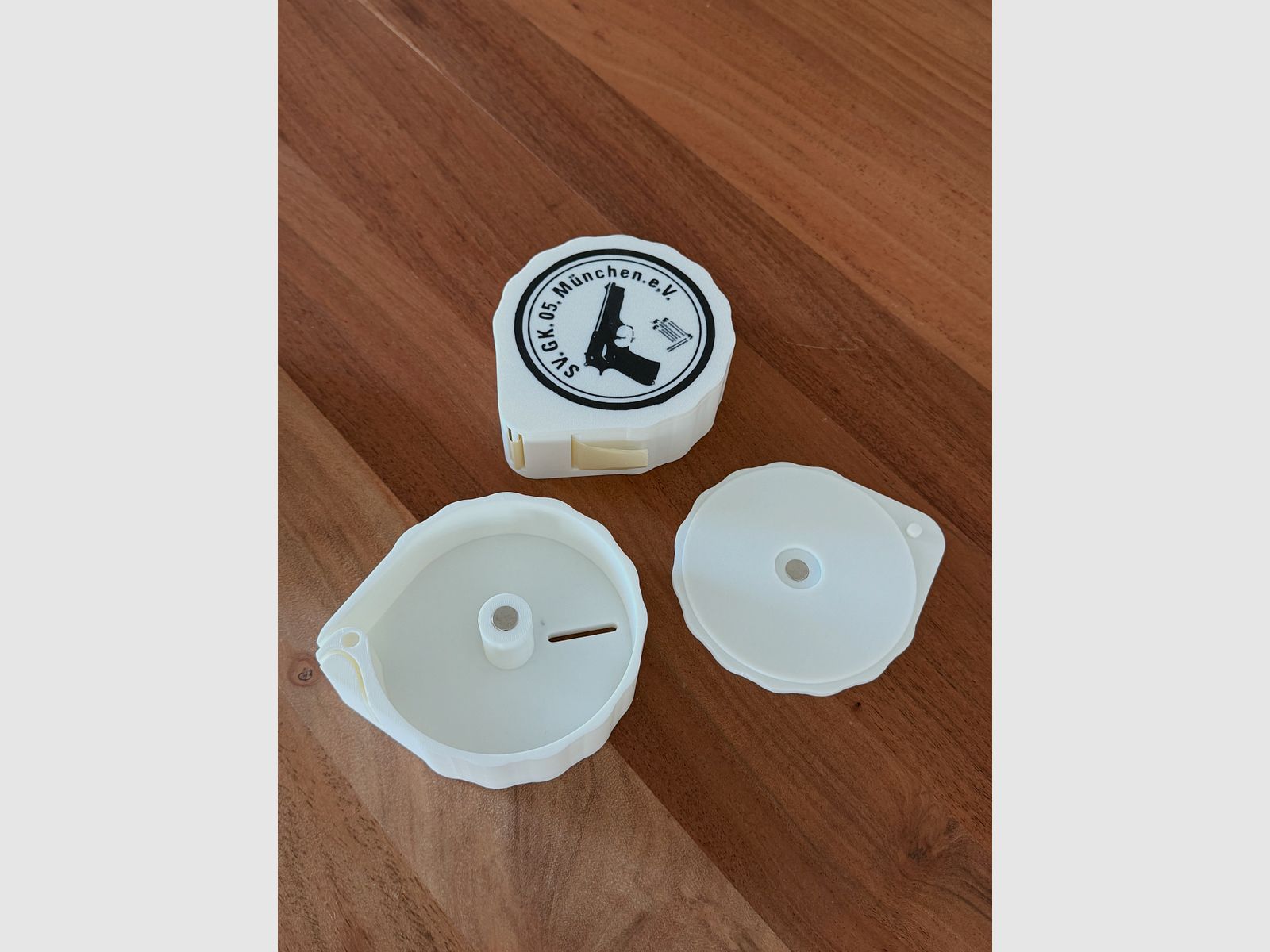 Schusspflasterspender Patch Dispenser für max. 20mm 2000 Stk. Rolle personalisierbar inkl. Magnetverschluss
