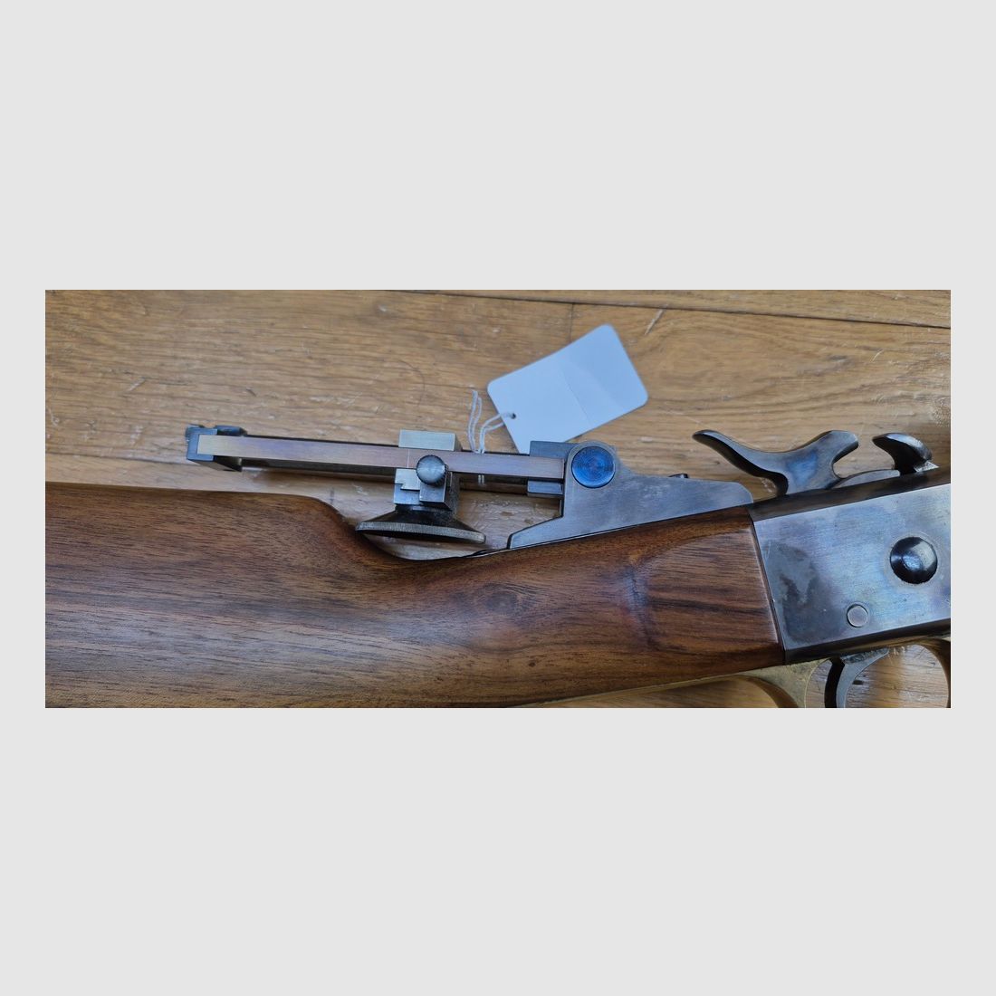 Sehr beeindruckende deutsche handgefertigte Büchse im Custom-Stil Remington Creedmoor Long Range / Sharps 1874 – Wettbewerbswaffe für Schwarzpulver auf Maß – Kal. .45-100 – Schwerer Lauf vom Typ Lothar Walther mit 85 cm – System mit Stahlblock – Holz aus schönem Nussbaum und Messingbeschlägen – Zustand nahezu neuwertig – Werden Sie der Mr. Quigley aus Australien an Ihrem Stand! – Zustand TBE+++, Bild 31 von 36