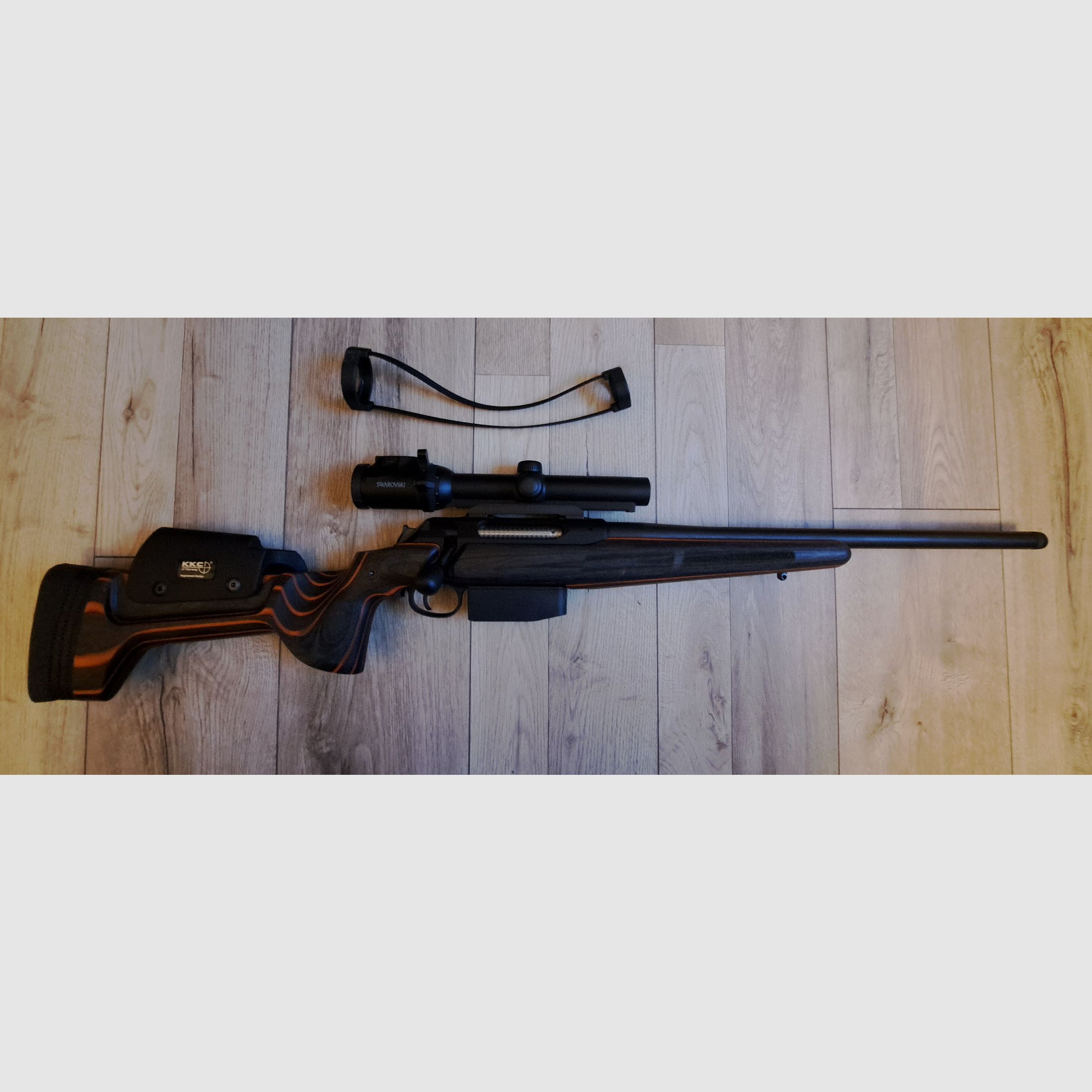 SAUER 404 im KKC Schaft schwarz/orange 9,3 x 62 Mündungsgewinde Swarovski  Z6i