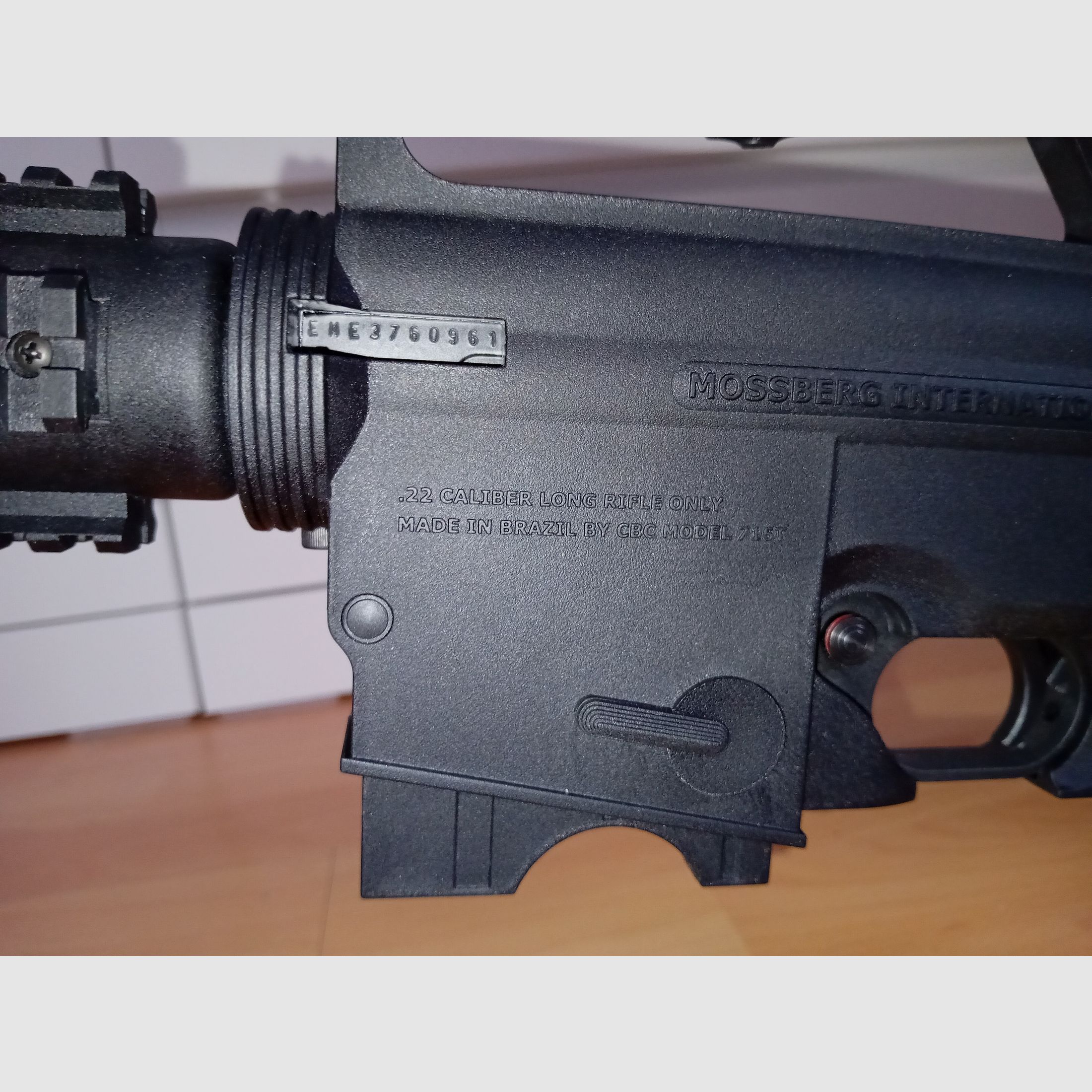 Mossberg Selbstladebüchse International 715t .22lr inkl. 3 Magazinen und Leuchtpunktvisier Falke II NV