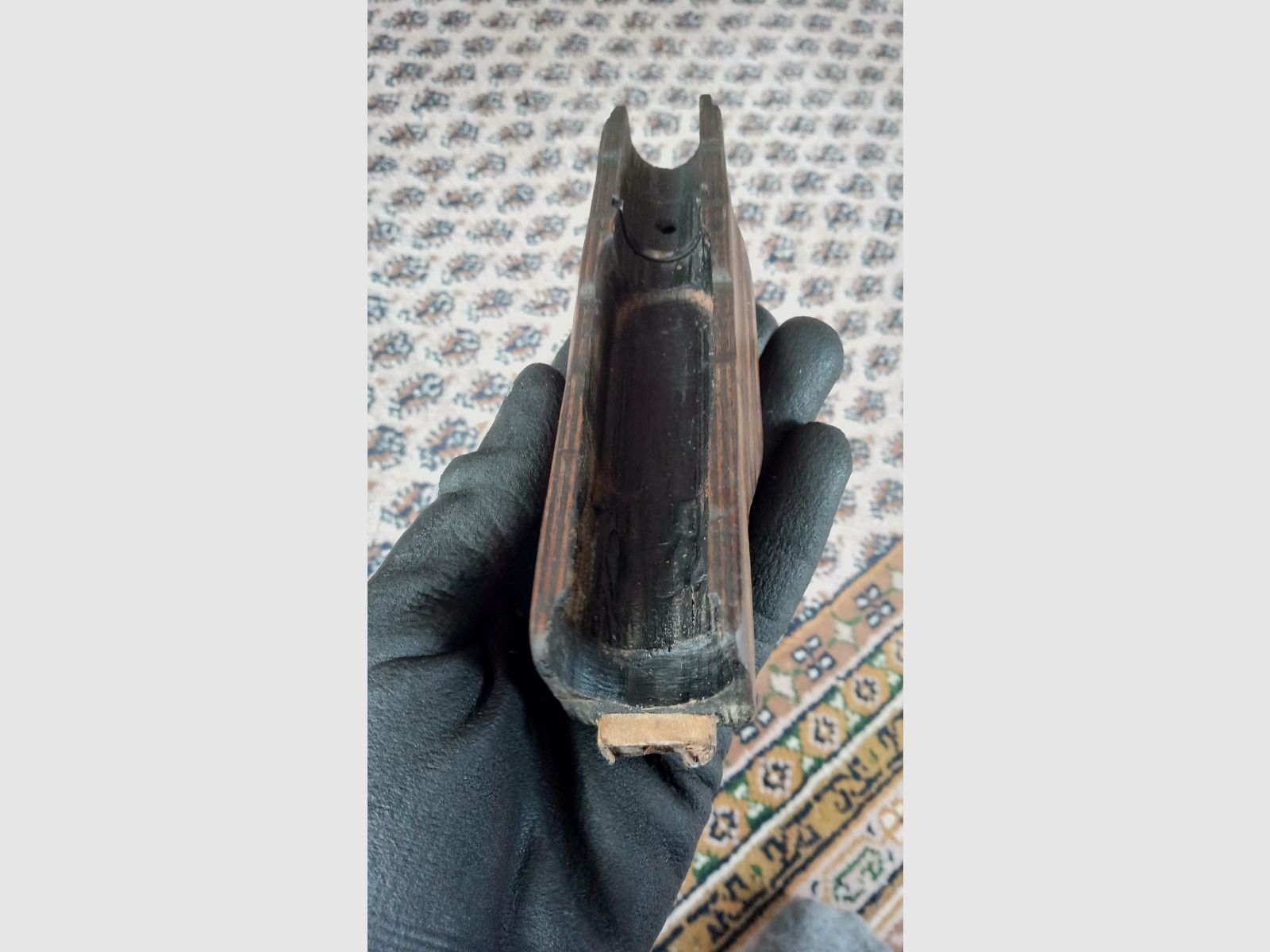 Ancien protège-main AK en contreplaqué ajusté dans un AK fraisée, idéal pour Yunker Co2 ou GSG Cybergun.