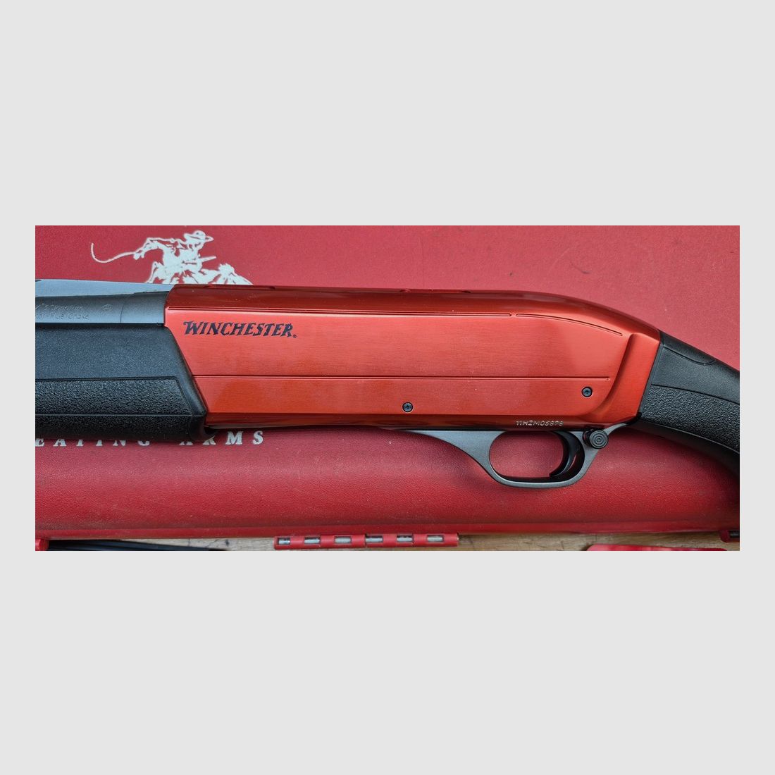Sehr schönes Selbstladeflinte Winchester SX3 „Signature“ / Raniero Testa – Kal. .12/76 – 4+1 erweiterbar auf 10 – 5 Chokes (!) zum Modell (Herstellung Briley) – Verstellbare Schaftkappe – Mechanischer Zustand ausgezeichnet – Ästhetischer Zustand nahezu neu – Sehr schöner Spiegel-Lauf – Achtung Kategorie B 2°) e) Schießlizenz erforderlich – TBE++, Bild 31 von 37