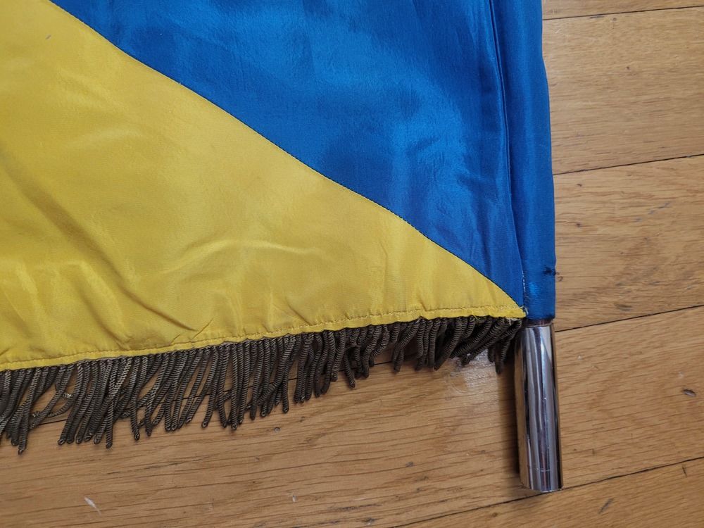 Très beau (et rare) fanion du 17° bataillon de Chausseurs – Période Seconde Guerre Mondiale au plus tard – Avec ses décorations d&rsquo;unité pour 1914 /18 et la Campagne de 1940 – Mat « au cor » des chasseurs – BE+/TBE, image 15 sur 15