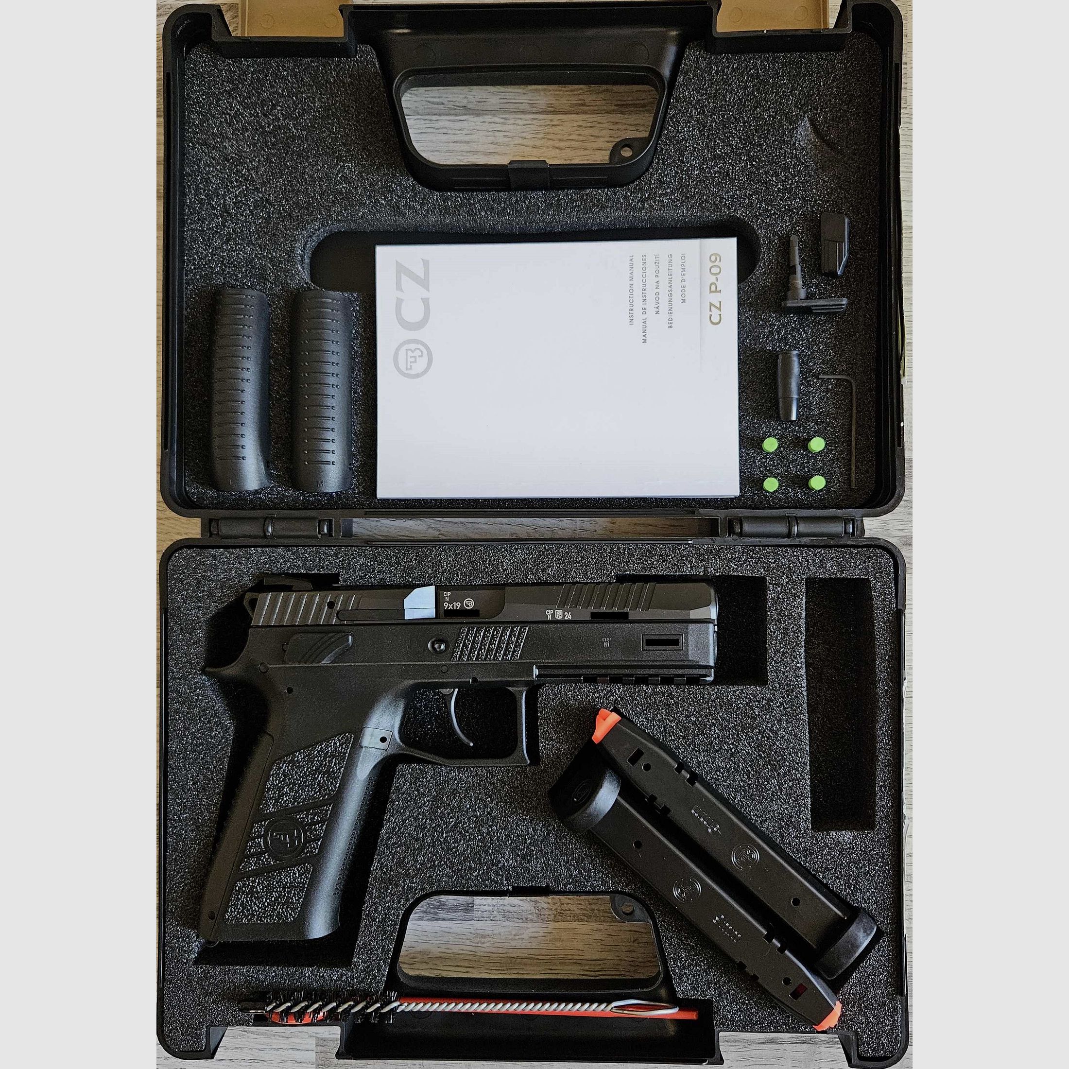 Nieuwe goederen van de vakhandel - Pistool CZ P-09 Kal. 9mmLuger + Koffer en 2 Magazijnen - verzendkosten vrij!