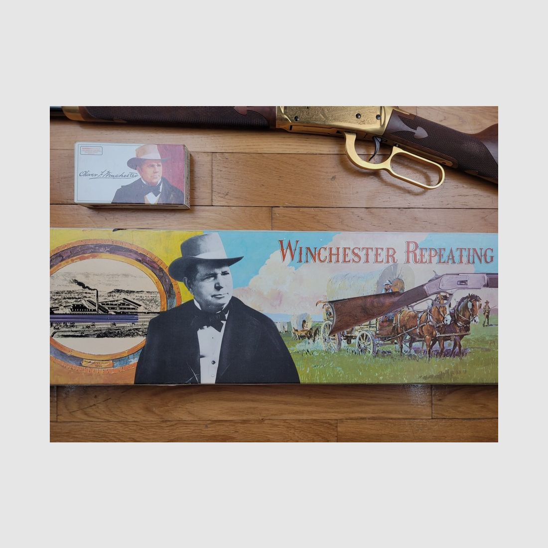 Winchester Kommemoration « Oliver F. Winchester » 1894 – 20.000 Ex. – Wunderschöne Quadrillagen – 38-55Win – Originalverpackung – Zustand TOP!, Bild 4 von 30
