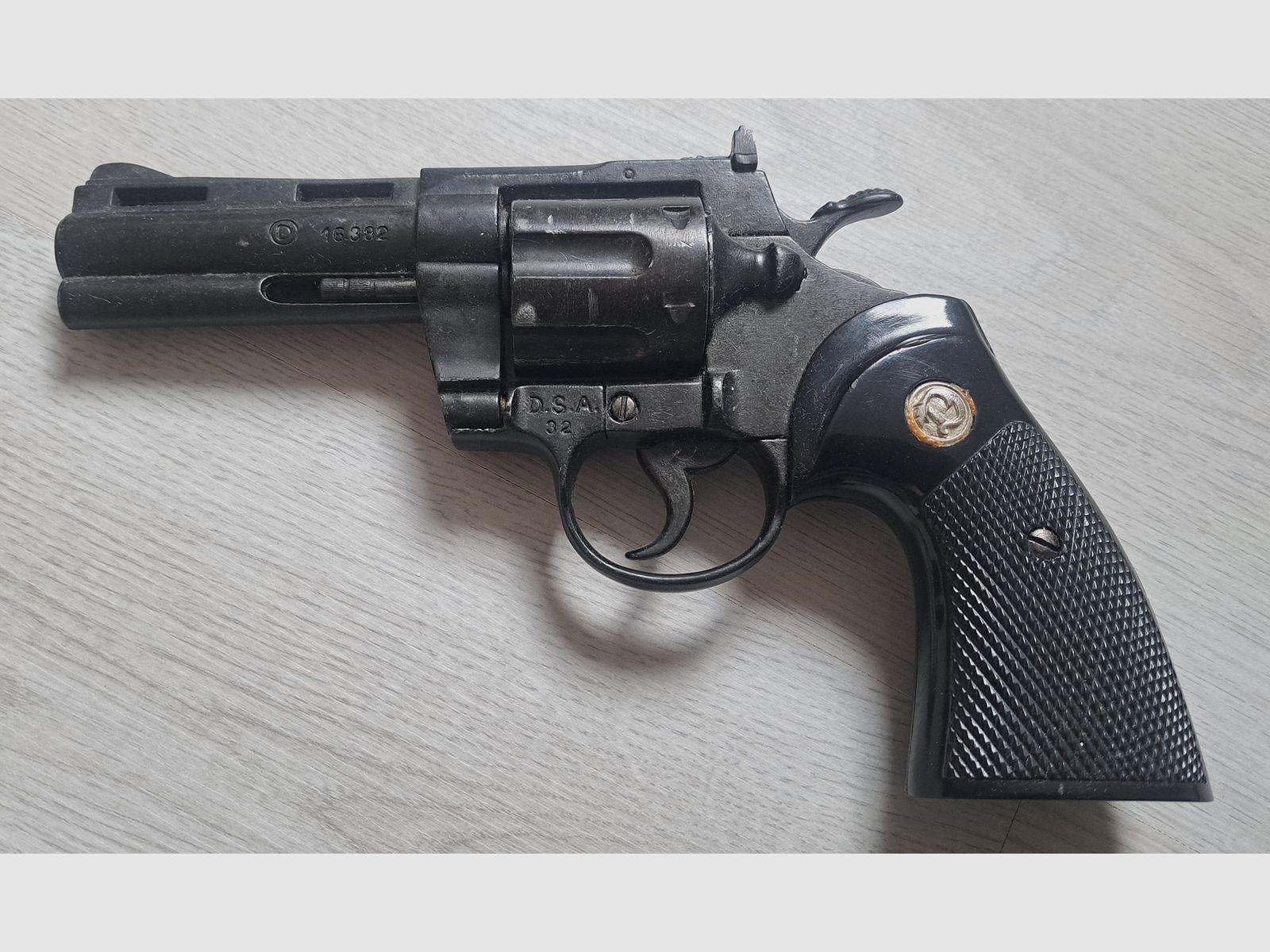 Deko Revolver Colt Python 4 .357 Magnum (Defekte Trommelhalterung)
