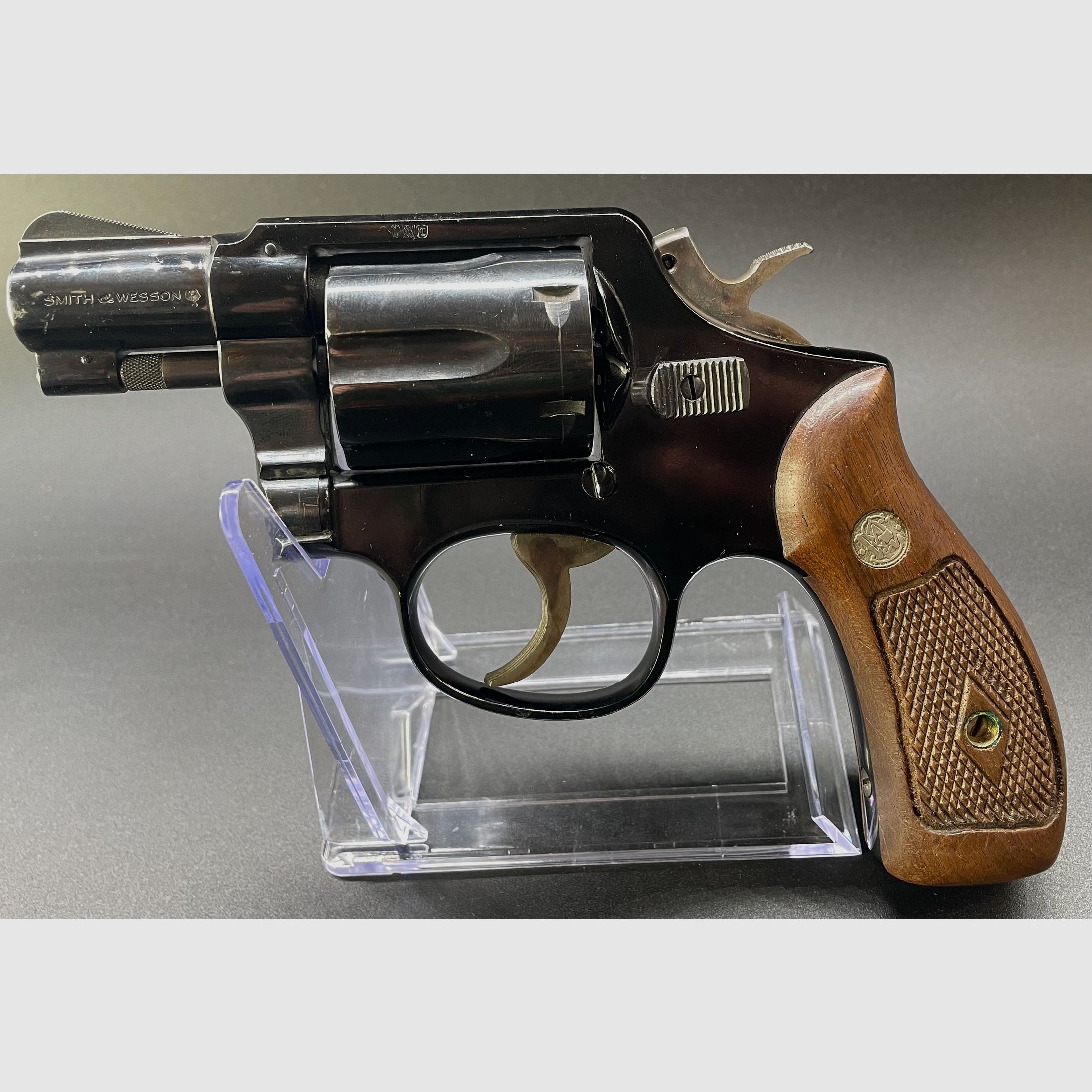 Smith & Wesson Mod.: 12 .38Special 2" barrel wooden grips 6-shot revolver "Airweight
