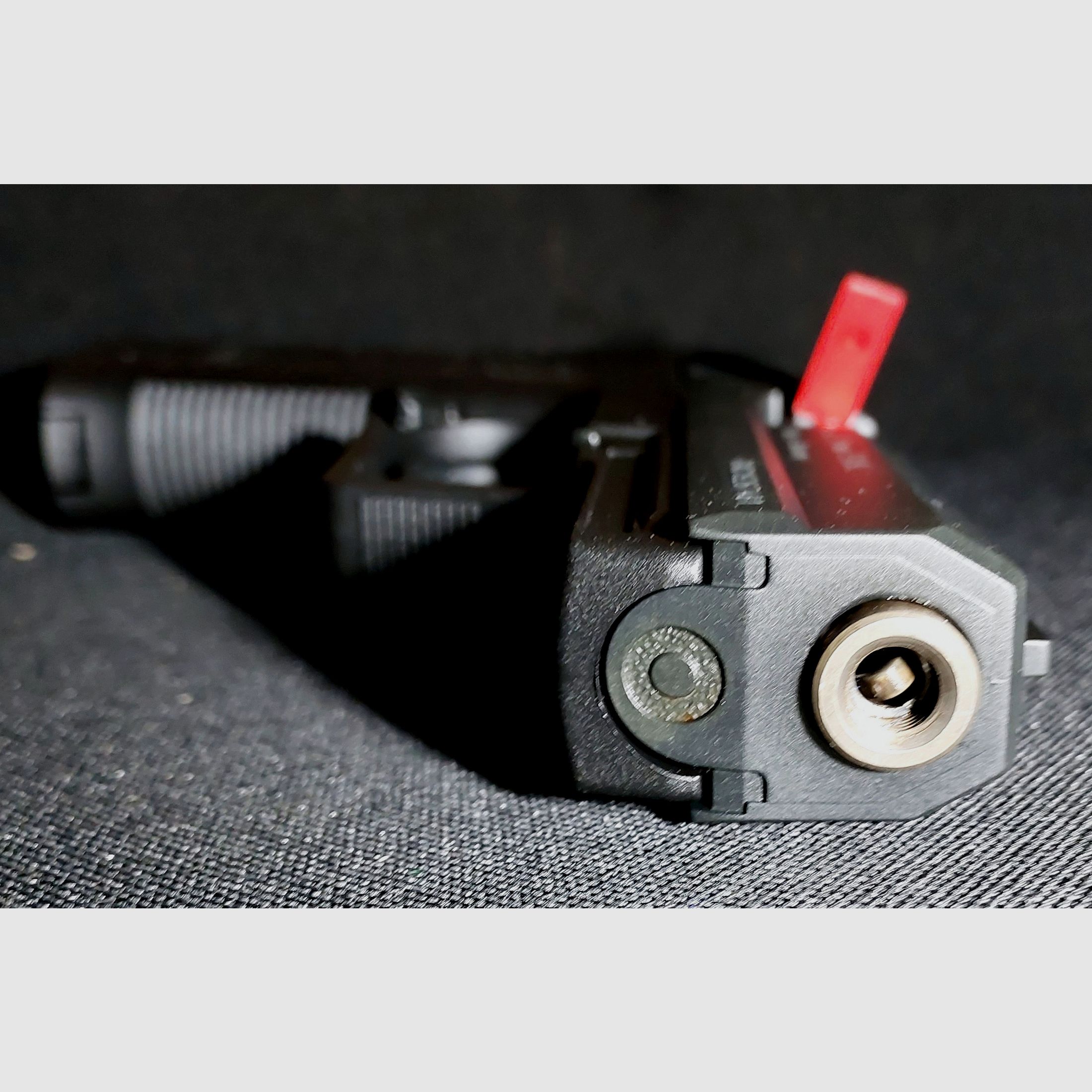 Pistolet alarmowy Röhm RG96, oksydowany (PTB 699) Zestaw RG 96 z tłumikiem, pomocą do ładowania i 2 magazynkami