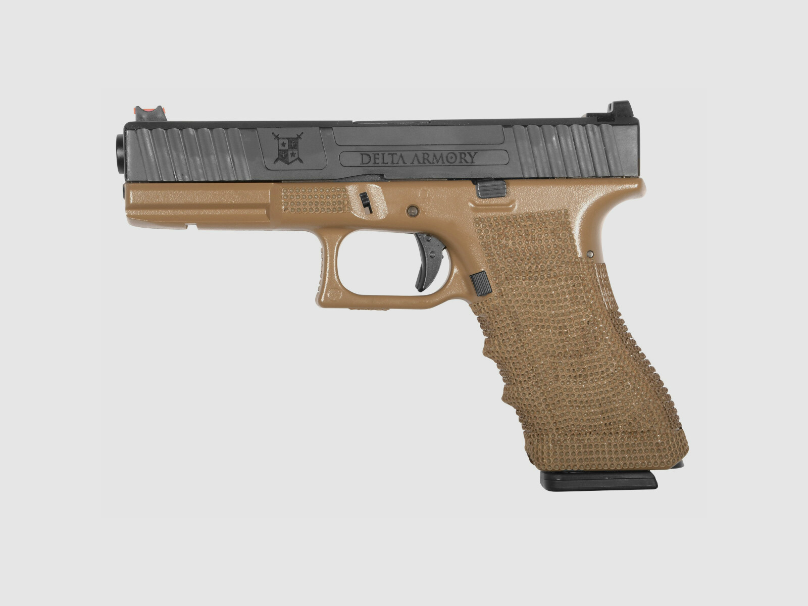 P04 GBB Airsoft Pistole in Tan | Delta Armory