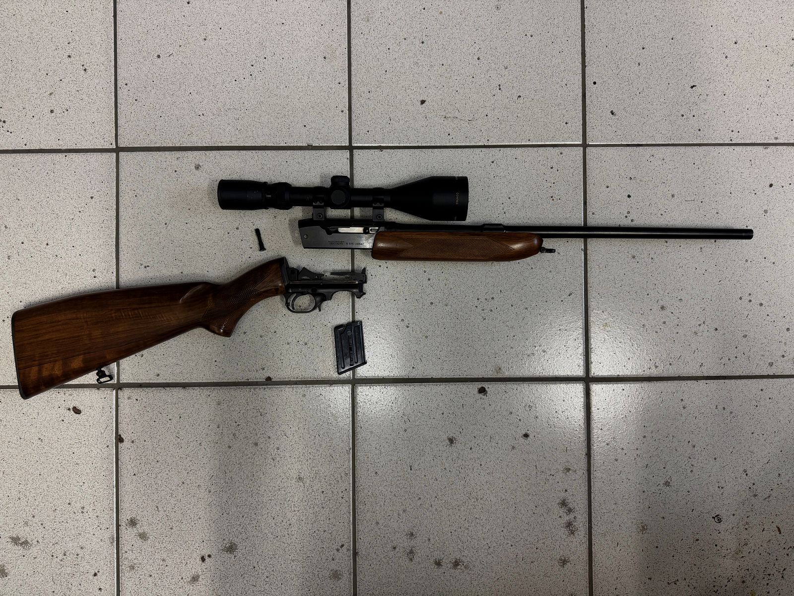 Selbstladebüchse ZKM-611 in .22 Magnum, mit Zielfernrohr und Montage