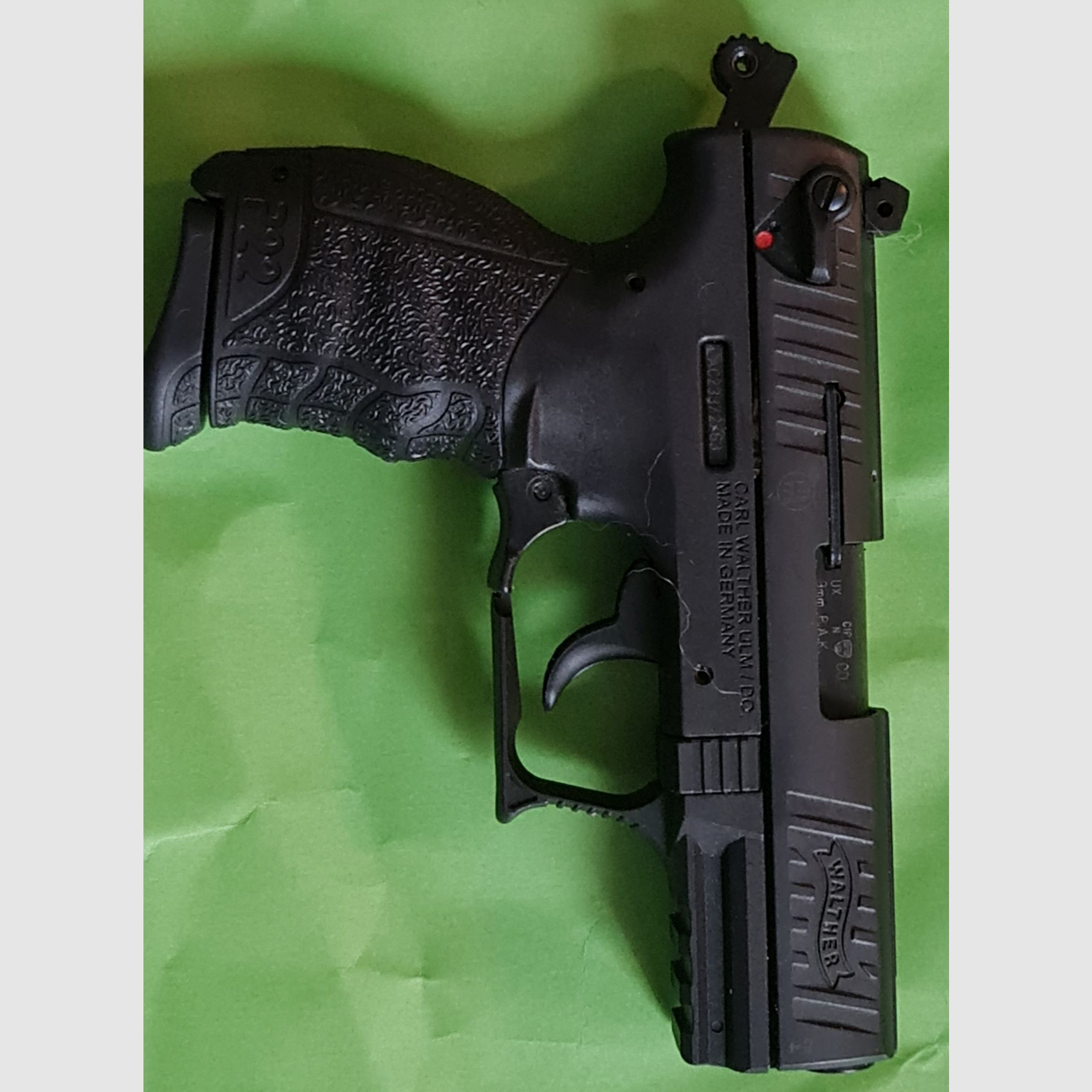 Walther P22Q 9 mm P.A.K. Pistola – pistola a salve compatta con design ergonomico La Walther P22Q 9 mm P.A.K. è una replica precisa della nota serie Walther P22Q e si rivolge a chi cerca una pistola a salve compatta, ergonomica e versatile. La sua struttura combina un design autentico con una costruzione funzionale. Sistema di sicura orientato alla sicurezza La P22Q offre una doppia sicura e una singola sicura, che permettono una gestione flessibile e sicura. L’uso è intuitivo per diversi utenti e supporta un utilizzo controllato in varie situazioni. Il caricatore da 7 colpi garantisce una prontezza costante. Design ergonomico per una gestione precisa Il pulsante di sgancio caricatore ambidestro facilita l’accesso sia per destrorsi che per mancini. Il dorso impugnatura intercambiabile in..., immagine 2 di 4