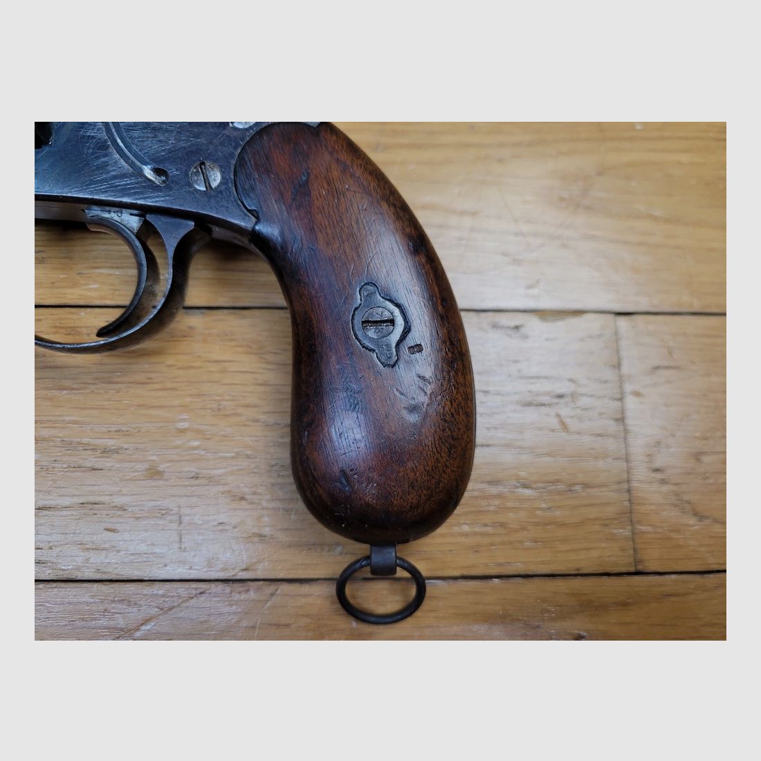 Sehr schöner Reichsrevolver 1883 – Kal. 10,4 original – Herstellung Erfurt von 1893 – Schöne reguläre Stempel – 80% seiner ursprünglichen glänzenden Brünierung – Wunderschöner Lauf und Kammern – Waffe mit einer Matrikelnummer – Seltenes originales Schneider Briegl-Futteral – TBE+, Bild 3 von 27
