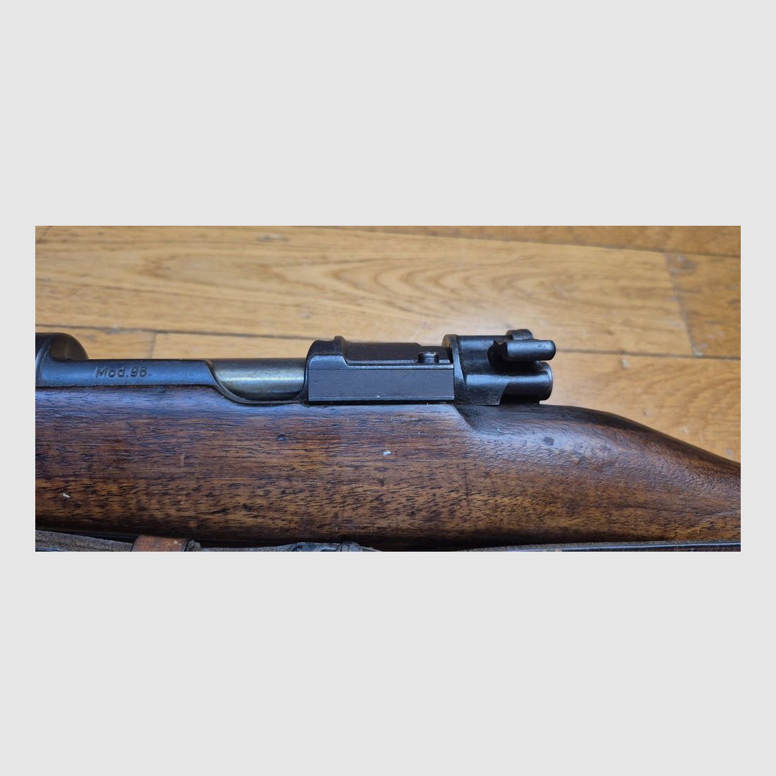 Mooie K98-regelgeweer – Derde Rijk periode – Herkammerd in 8 x 57 JRS (en niet IS van origine) – Code "42' – Gefabriceerd door Mauser Oberndorf in 1939 – Geen enkel serienummer – Uitstekende mechanica – Schaft en hout ongemarkeerd en in TBE – Mooie loop met goede groeven – Sling – Mooi geheel en goed wapen 100% periode – TBE, afbeelding 30 van 36