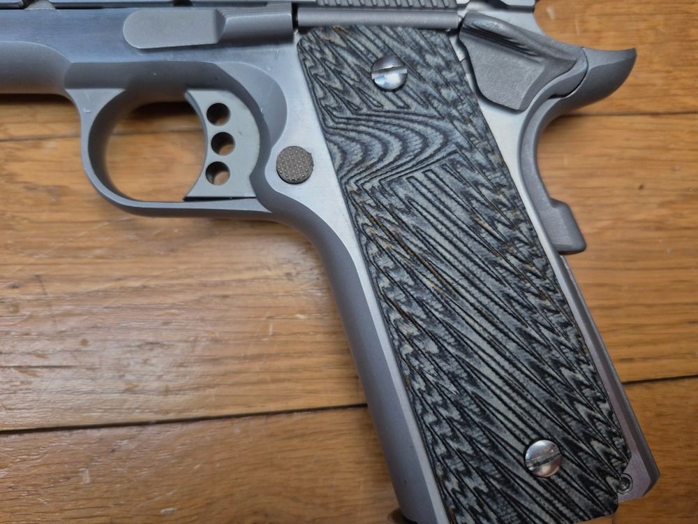 Wunderschöner Colt 1911 Gold Cup « National Match » Trophy – Waffe von 2015 – Kal. .45 – Vollständig inox – Exemplar vorbereitet mit Bushing Briley und Brownells Federkit – G10 Griffschalen in Grau – Einstellbarer Abzug – Makellose Oberflächen und vernickelter Lauf – Geliefert in seiner kompletten Originalkoffer – Zustand nahezu neu!, Bild 5 von 20
