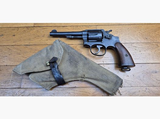 Sehr schöner Revolver Smith & Wesson « Victory » – Der Handabzug 1899 und das zukünftige Modell 10 aus dem Zweiten Weltkrieg – Kal. 38 SW / 38-200 – Ausgezeichnete Mechanik – Schöner ästhetischer Zustand – Schöner Lauf – Persönliche Waffe eines französischen Kommandos « Jedburgh » der Force 156 des britischen SOE in Indochina – Sehr seltene lokale Tasche – Waffe aus Anfang Januar 1944 mit Geschichte – TBE