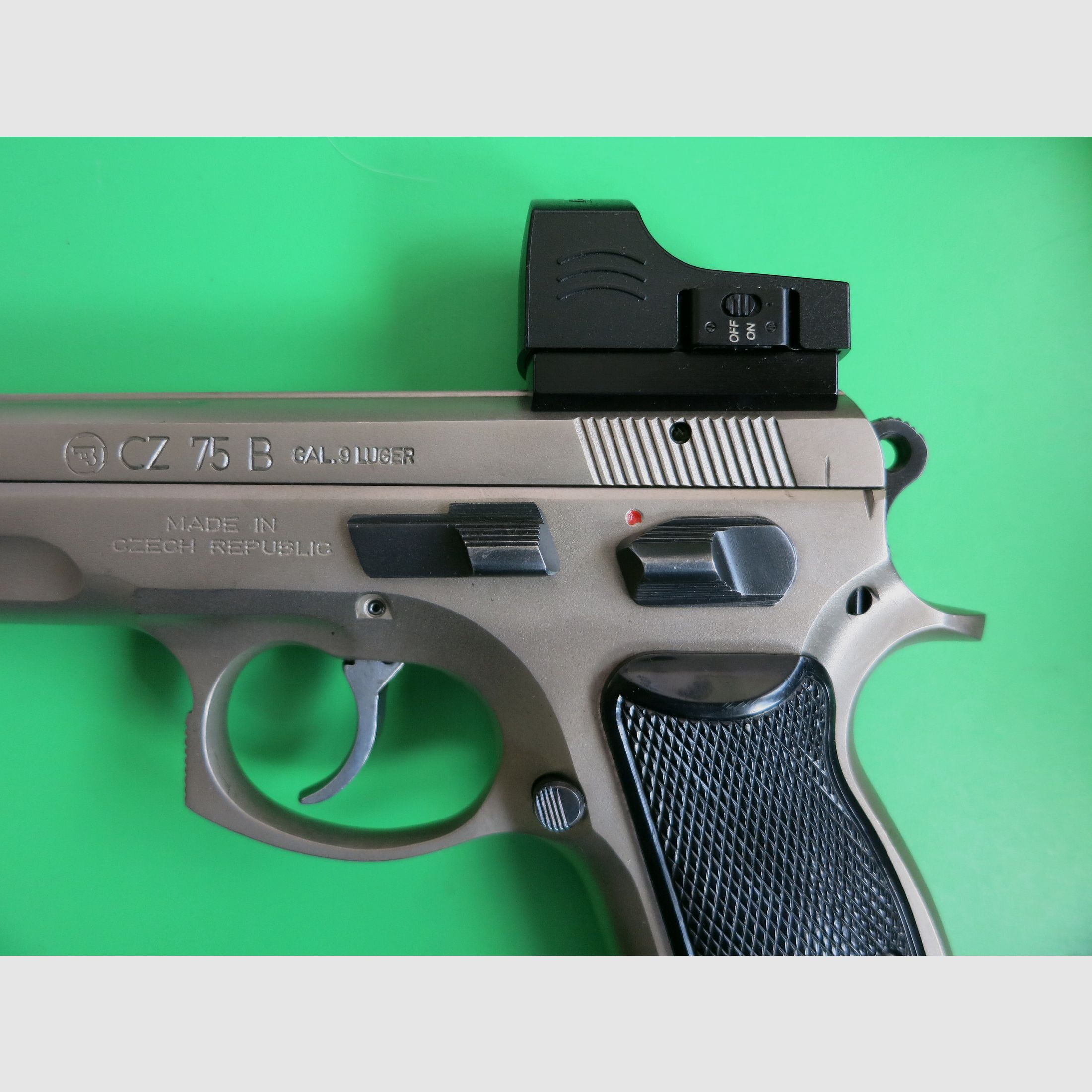 Brünner CZ75 B OMEGA en acier inoxydable ou ČZ 75 (Česká zbrojovka), pistolet semi-automatique, Cal. 9×19 + Burris Fastfire       #90