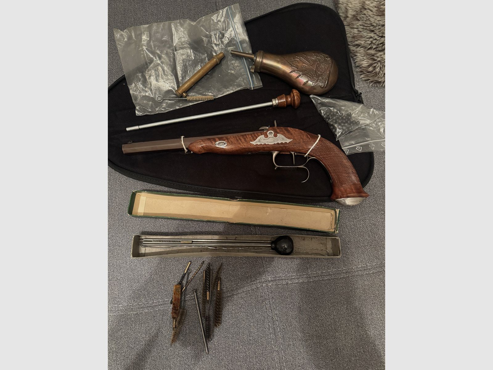 Raridad: Pedersoli Charles Moore LTD Edición 021/100 – Cal. .31 – Grabado maestro R. Sanzogni – Modelo de aniversario