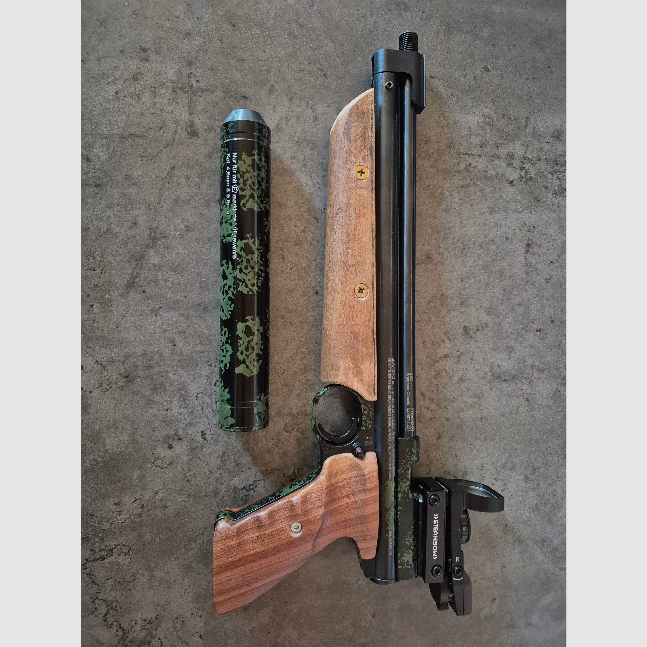 Crosman 1322 z tłumikiem i celownikiem Red Dot pistolet pneumatyczny