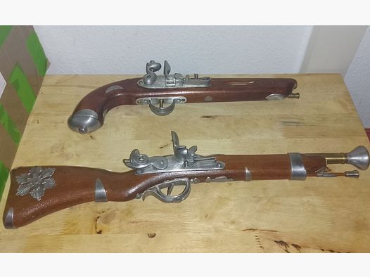 Rare pistolet décoratif, fait à la main en laiton, étain et bois 58 cm et 45 cm