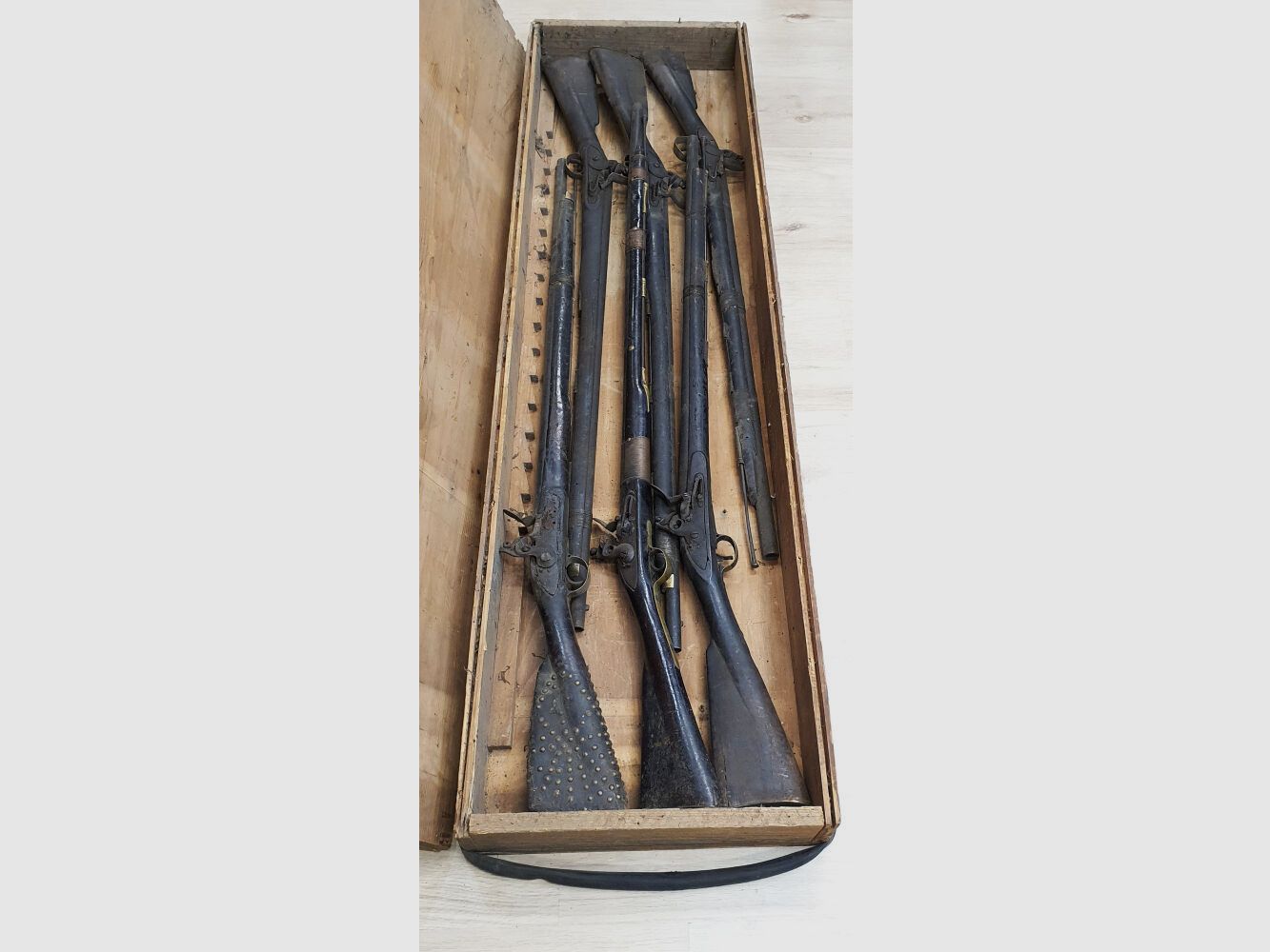 British Steinschlossgewehre für die Royal Niger Company um ca. 1830 in Transportkiste