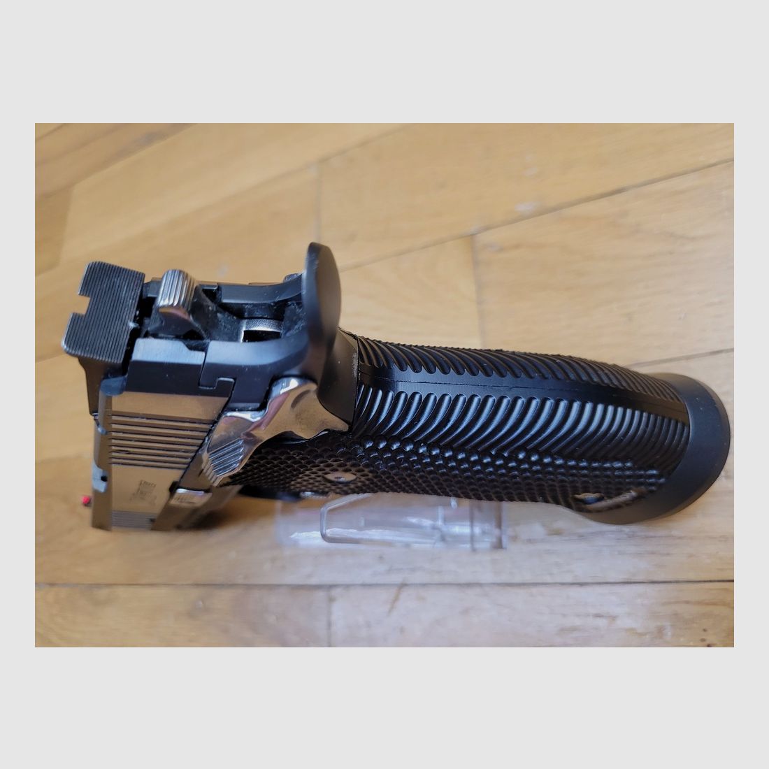 Außergewöhnliche Sig Sauer X Five „Black and White“ – Kal. 9×19 – Herstellung im Mastershop Sig Sauer – Nur Single Action – Großartiger Abzug – 2 Magazine mit 19 Schuss – Beidseitige Sicherung – Original + Armanov Griffschalen – Fiber Optik Korn – Werkzeugkoffer mit Dokumenten – Die Batmobile der modernen Handfeuerwaffen! – Gebraucht im absolut neuwertigen Zustand!, Bild 12 von 30